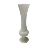 Vase en opaline blanche