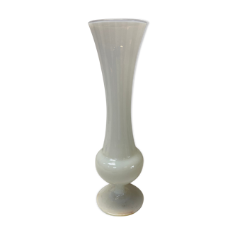 Vase en opaline blanche