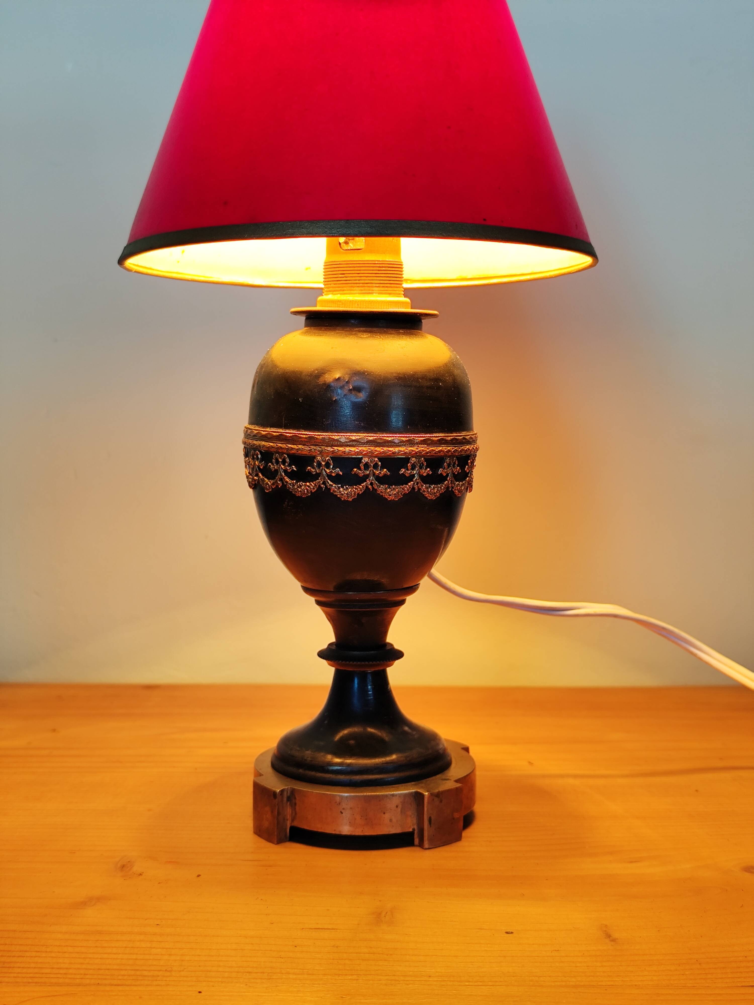 Napoleon III oil lamp electrified, black metal, golden garland.