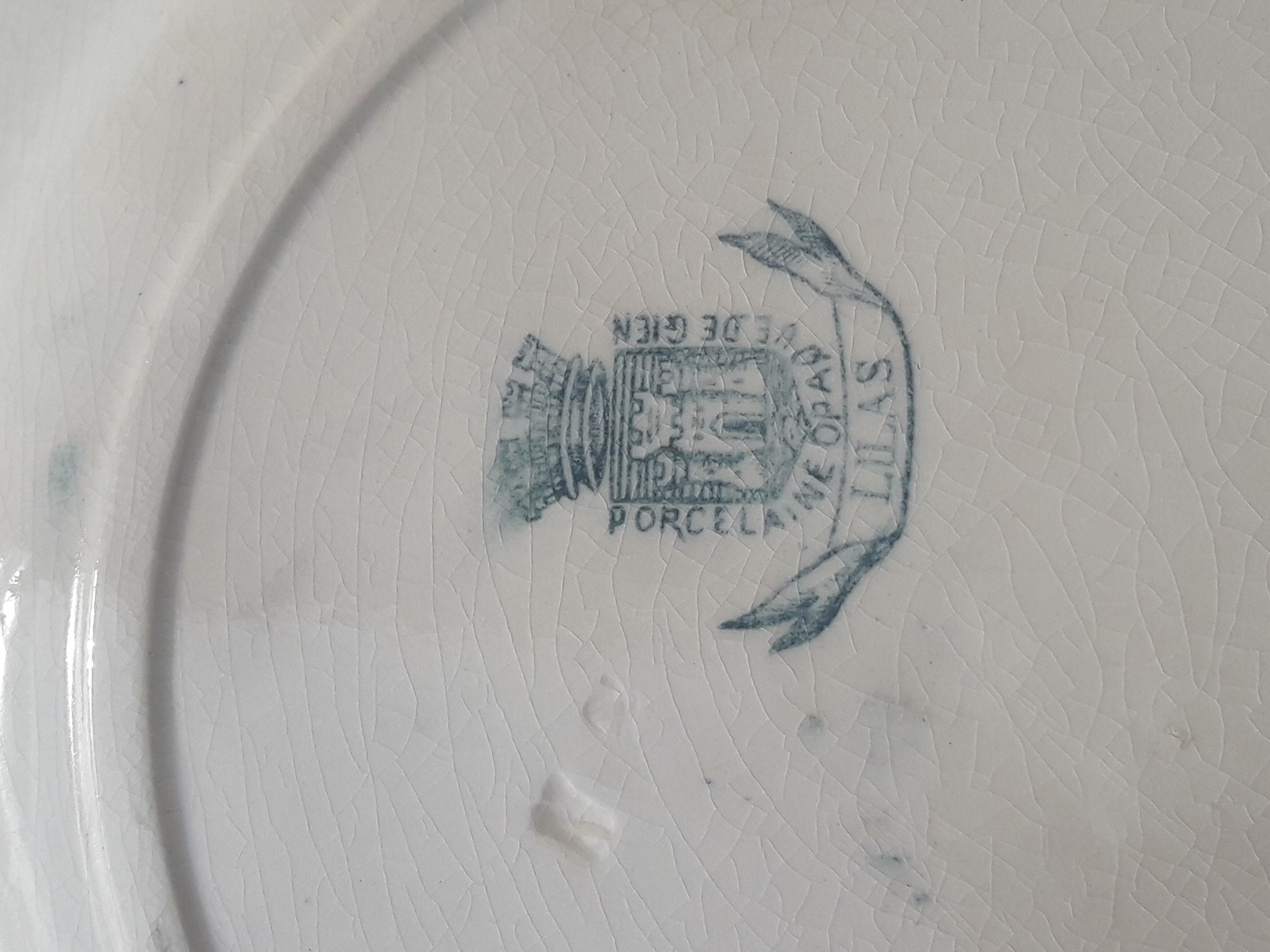 Assiette en porcelaine opaque de Gien modèle Lilas diam 23,5 cm