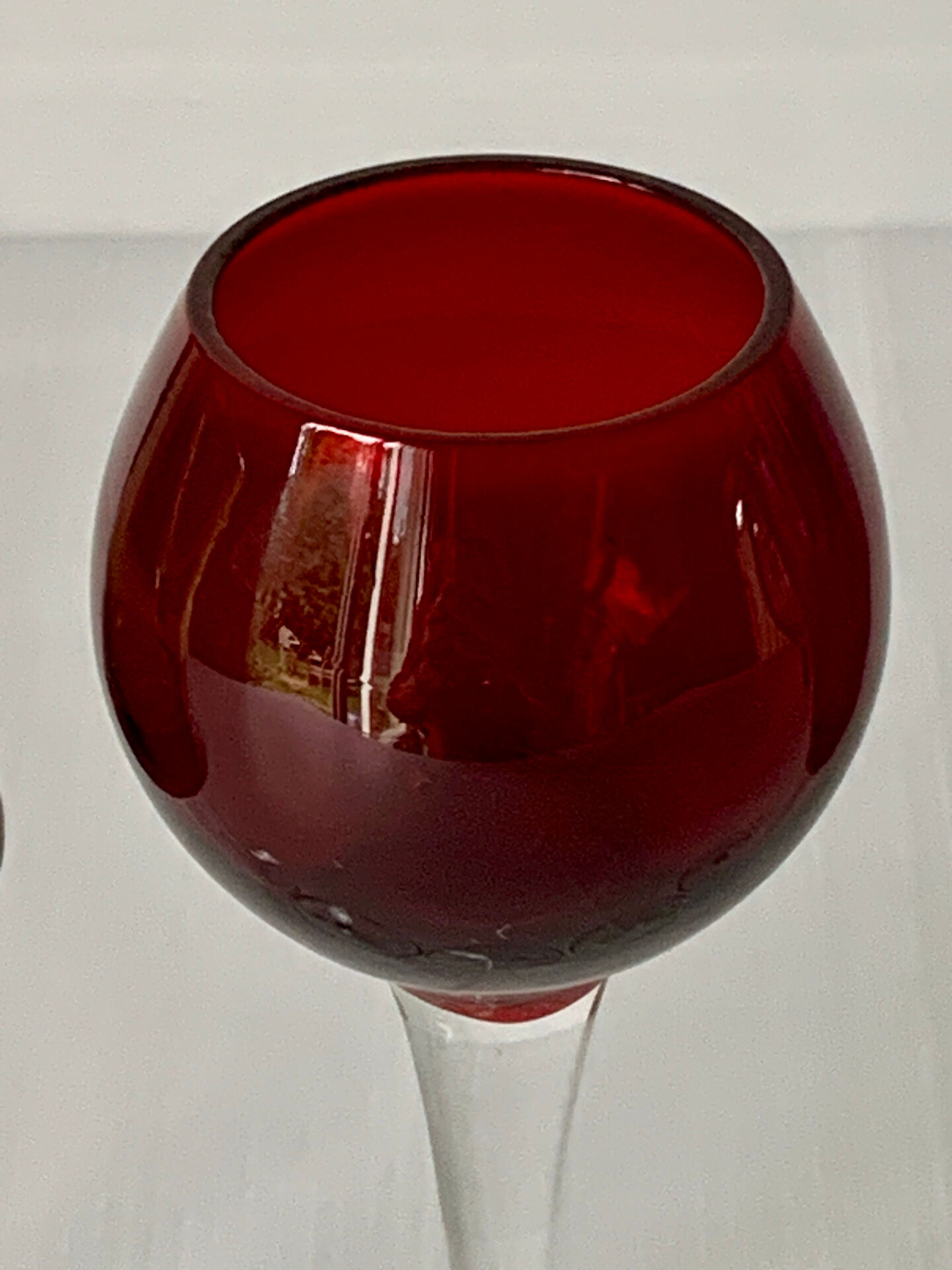 Cinq verres à liqueur colorés sur pied