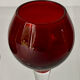 Cinq verres à liqueur colorés sur pied