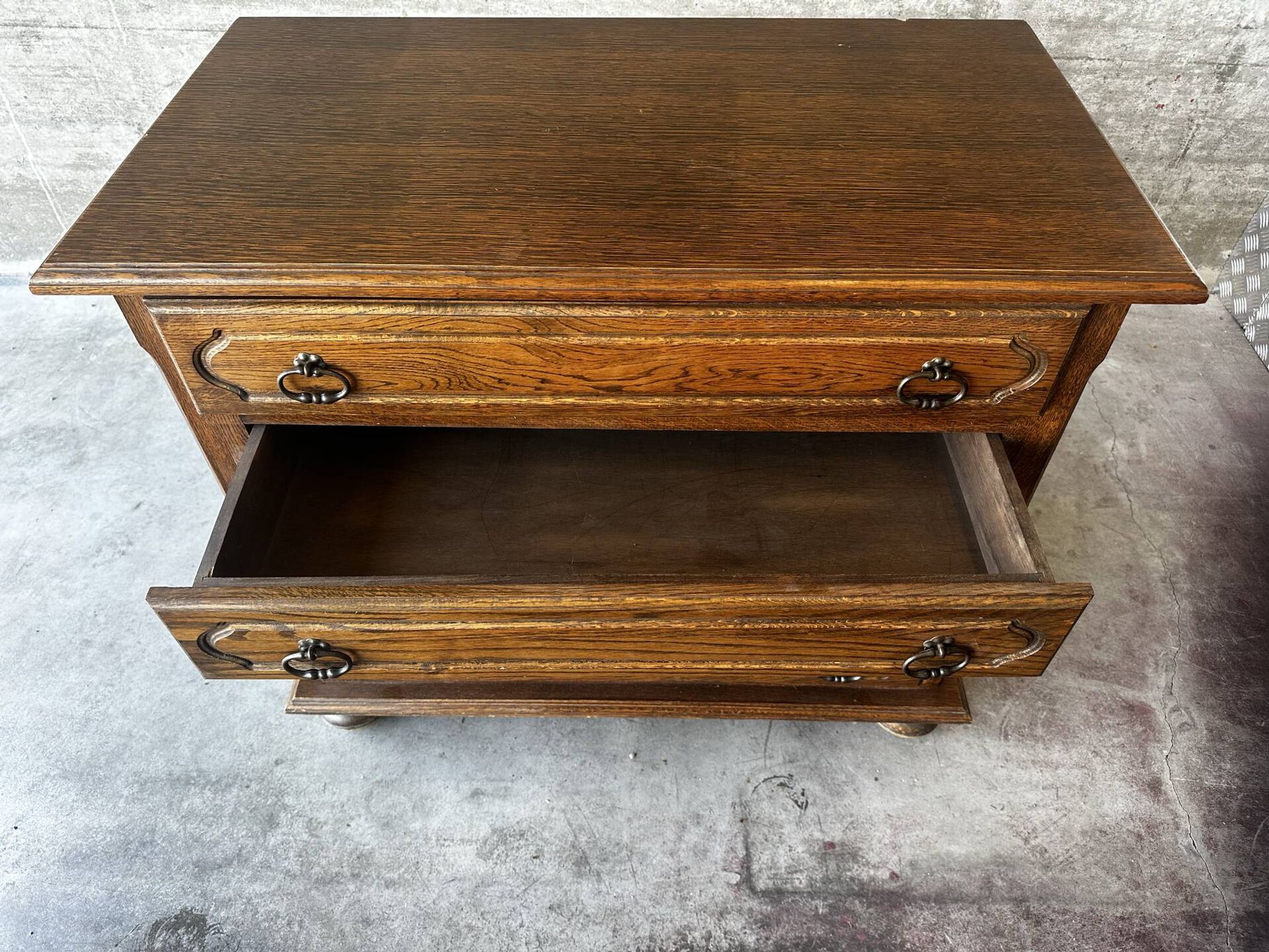 Vintage oak and veneer chest of drawers with 4 drawers.