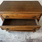 Vintage oak and veneer chest of drawers with 4 drawers.