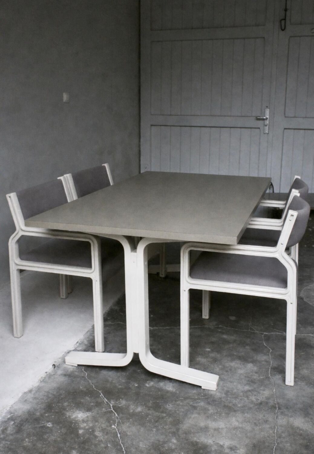 Dining table set and 4 dining chairs by Pierre Mennen for Pastoe.
