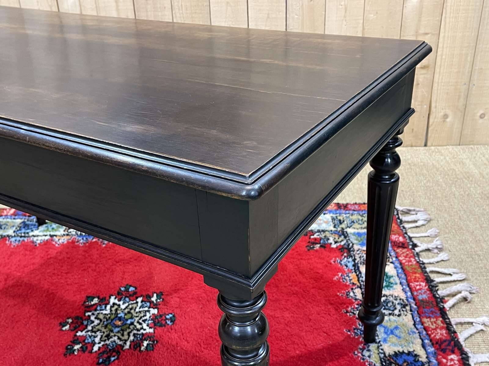 Bureau plat Napoléon III, fin XIXème, en bois noirci.