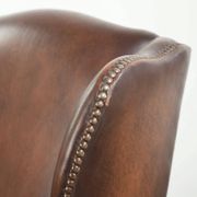 Ensemble de 2 fauteuils à oreilles en cuir de vache de style anglais.