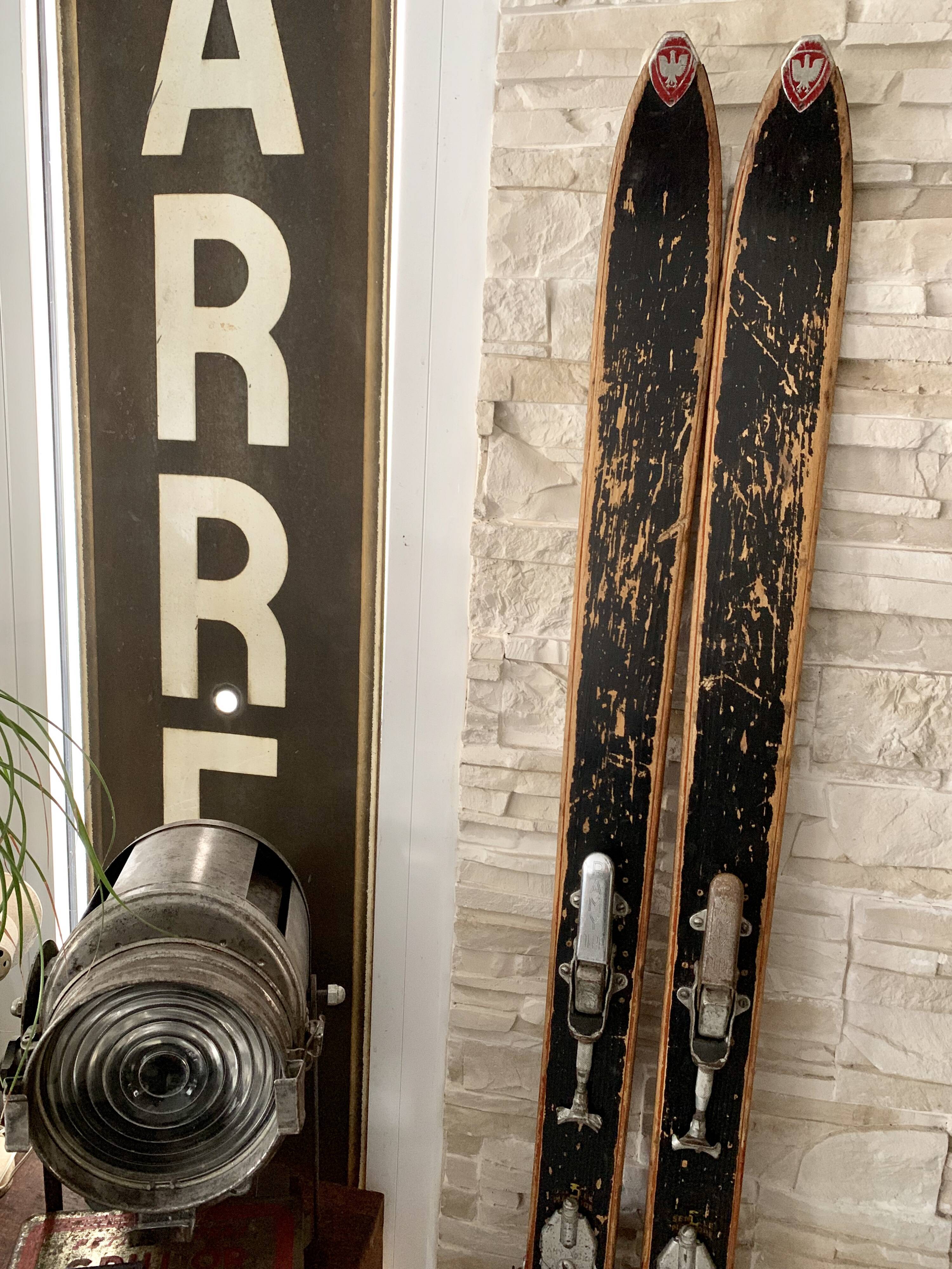Paire de ski vintage en bois
