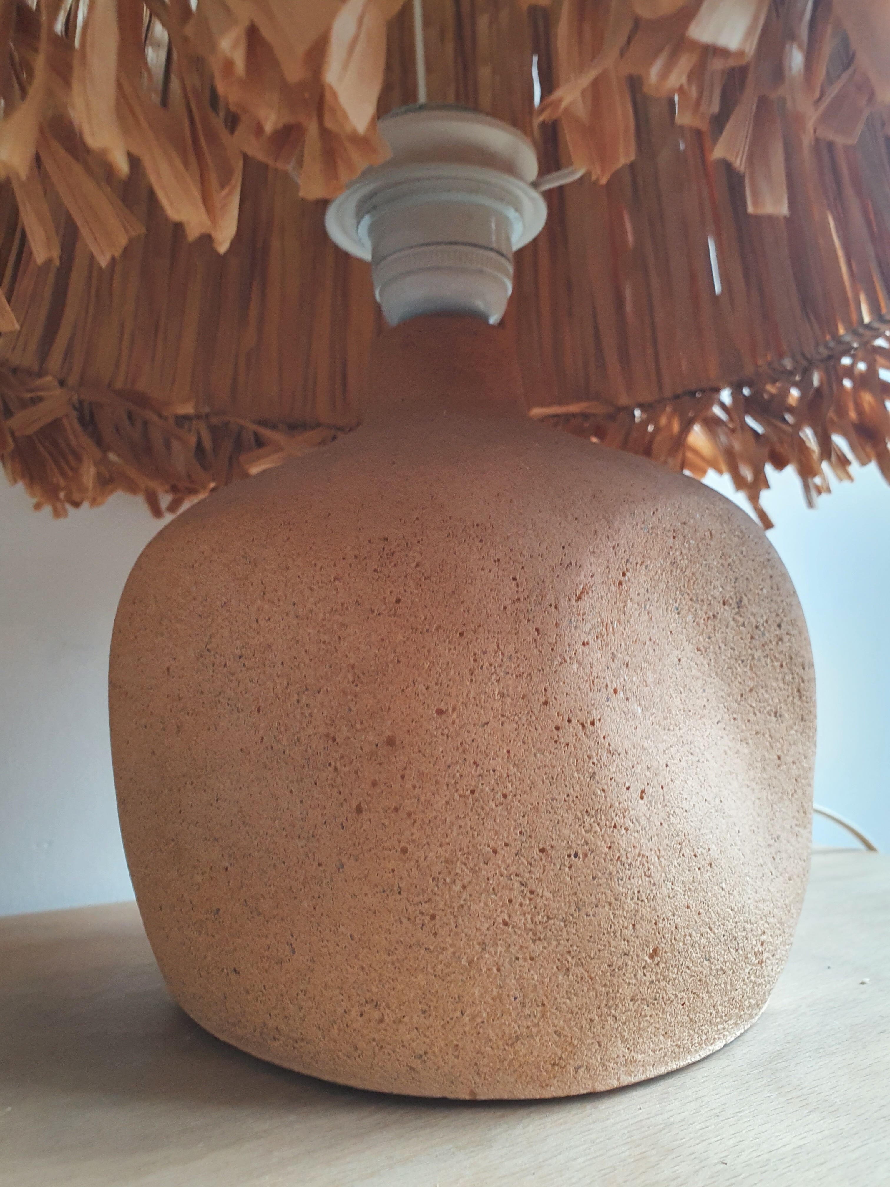 Lampe en pierre et raphia