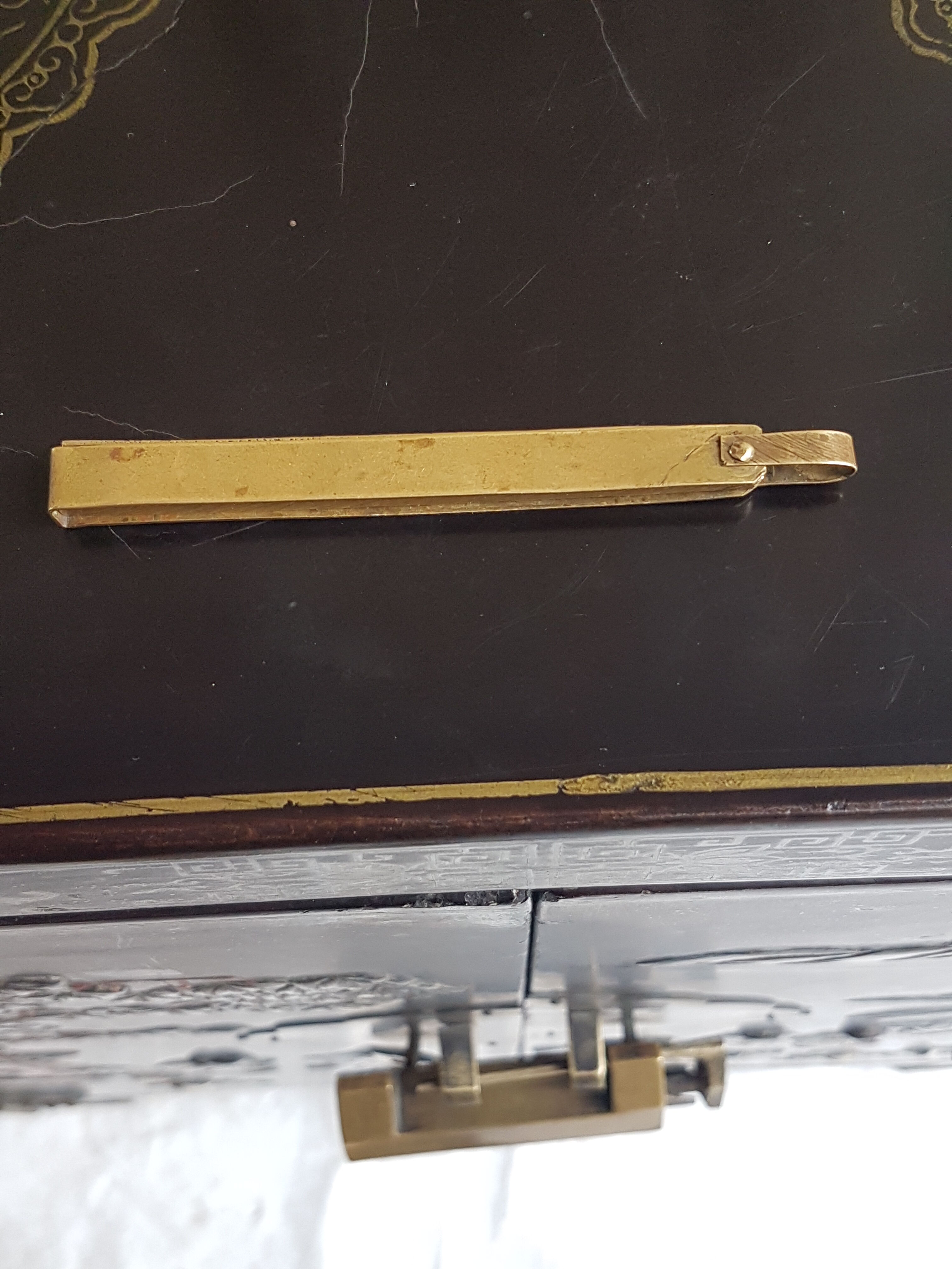 Chinese Bahut in 2-door laque