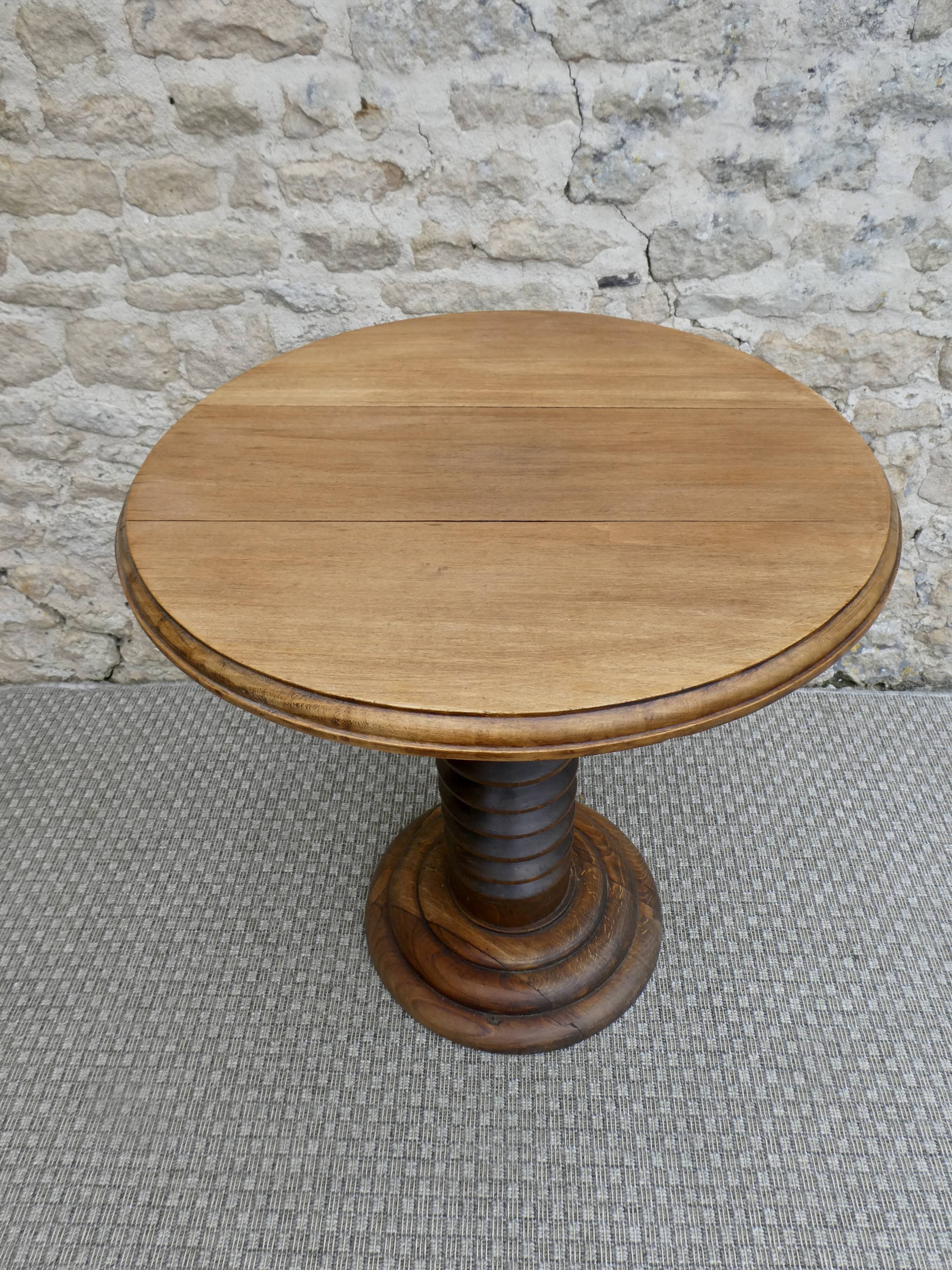 Pedestal table with press screw foot