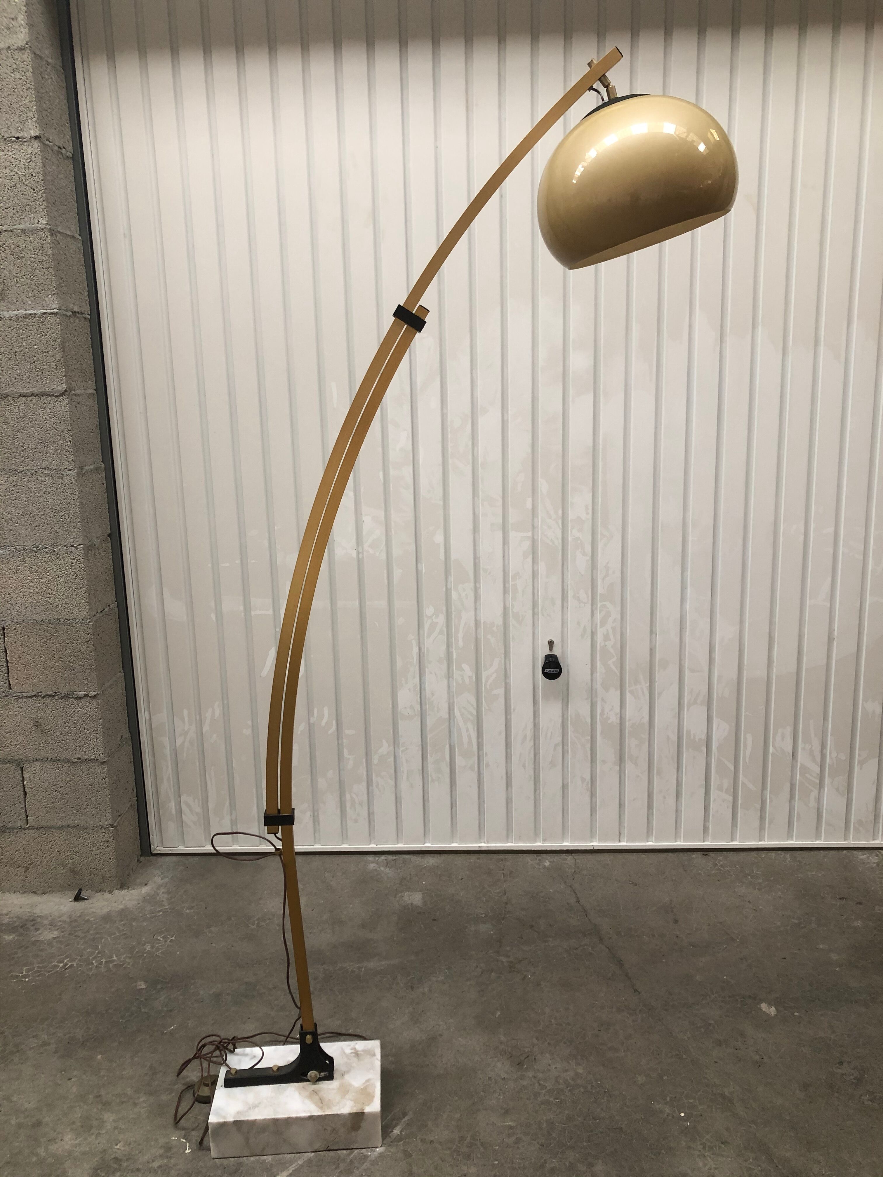 Lampadaire arc doré design des années 70