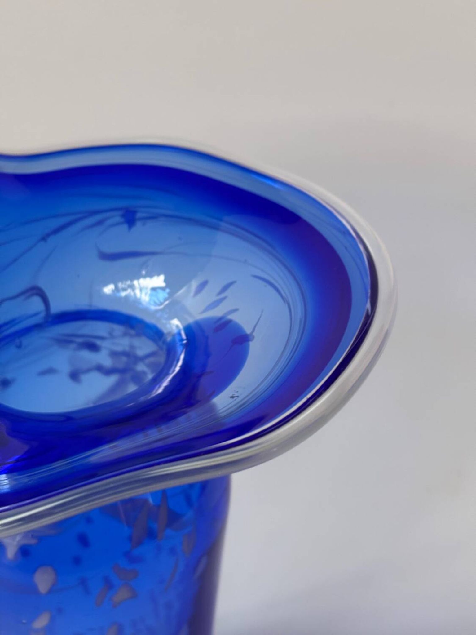 Vase en verre soufflé signé Martine Durand-Gasselin
