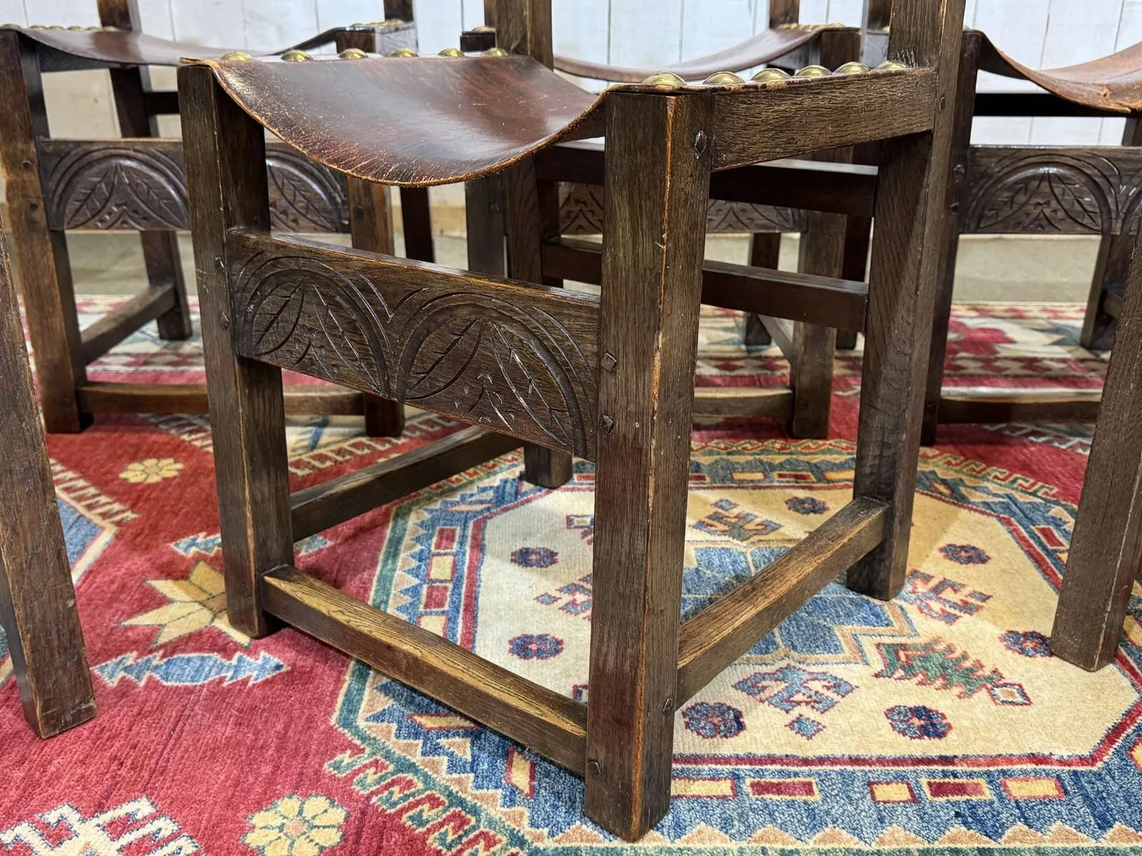 Set of 6 English chairs in oak and fine leather from the late 19th century.