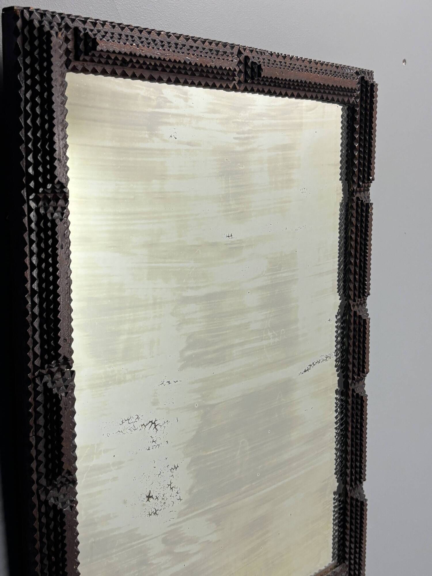 Miroir ancien en art populaire tramp, Belgique vers 1900.