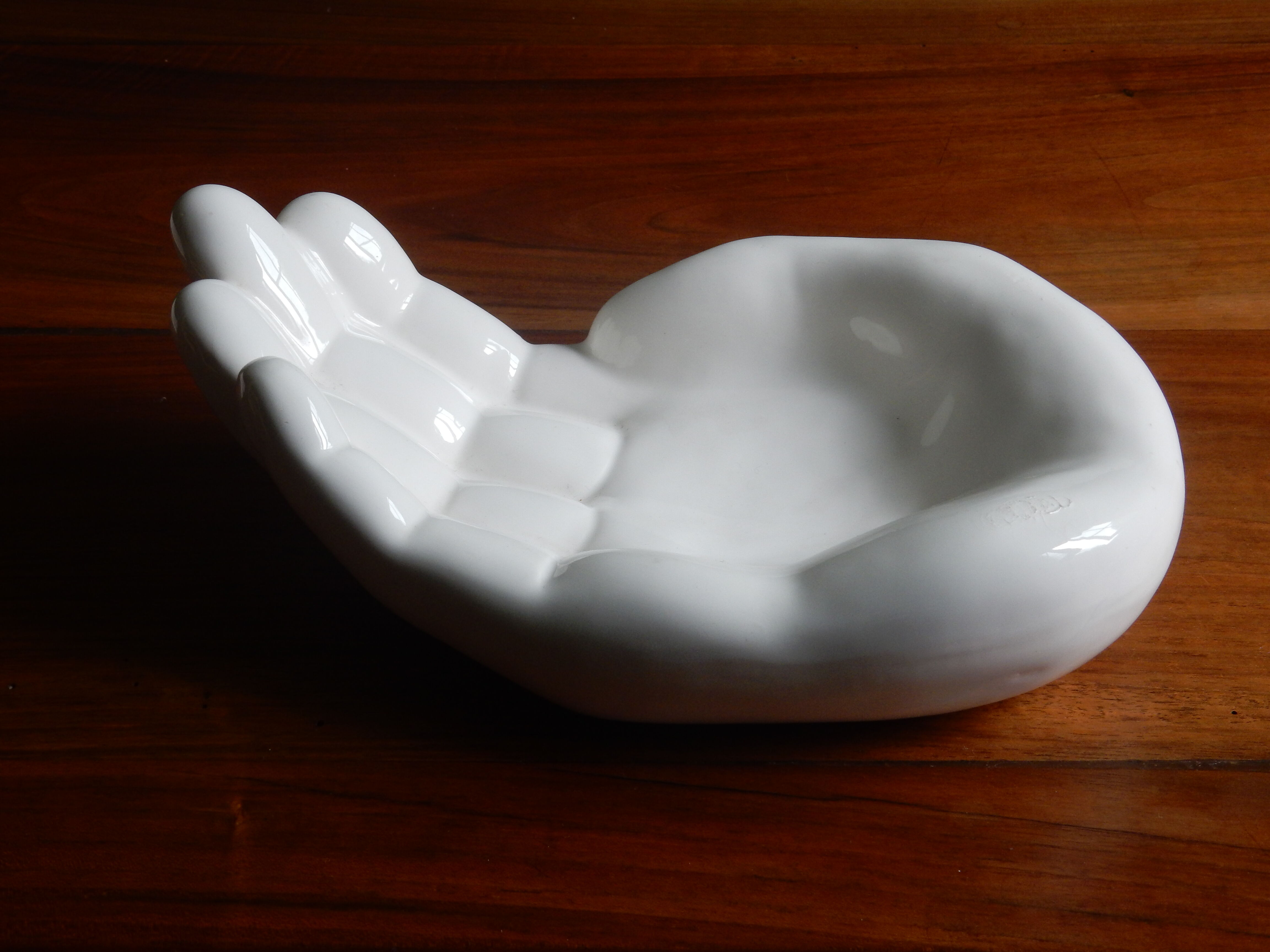 Large empty hand-shaped pocket / Vintage 70s white ceramic
