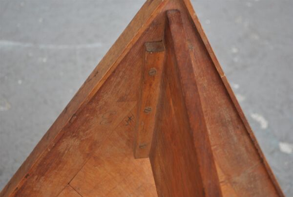 Guéridon triangulaire Art nouveau marqueté 1900