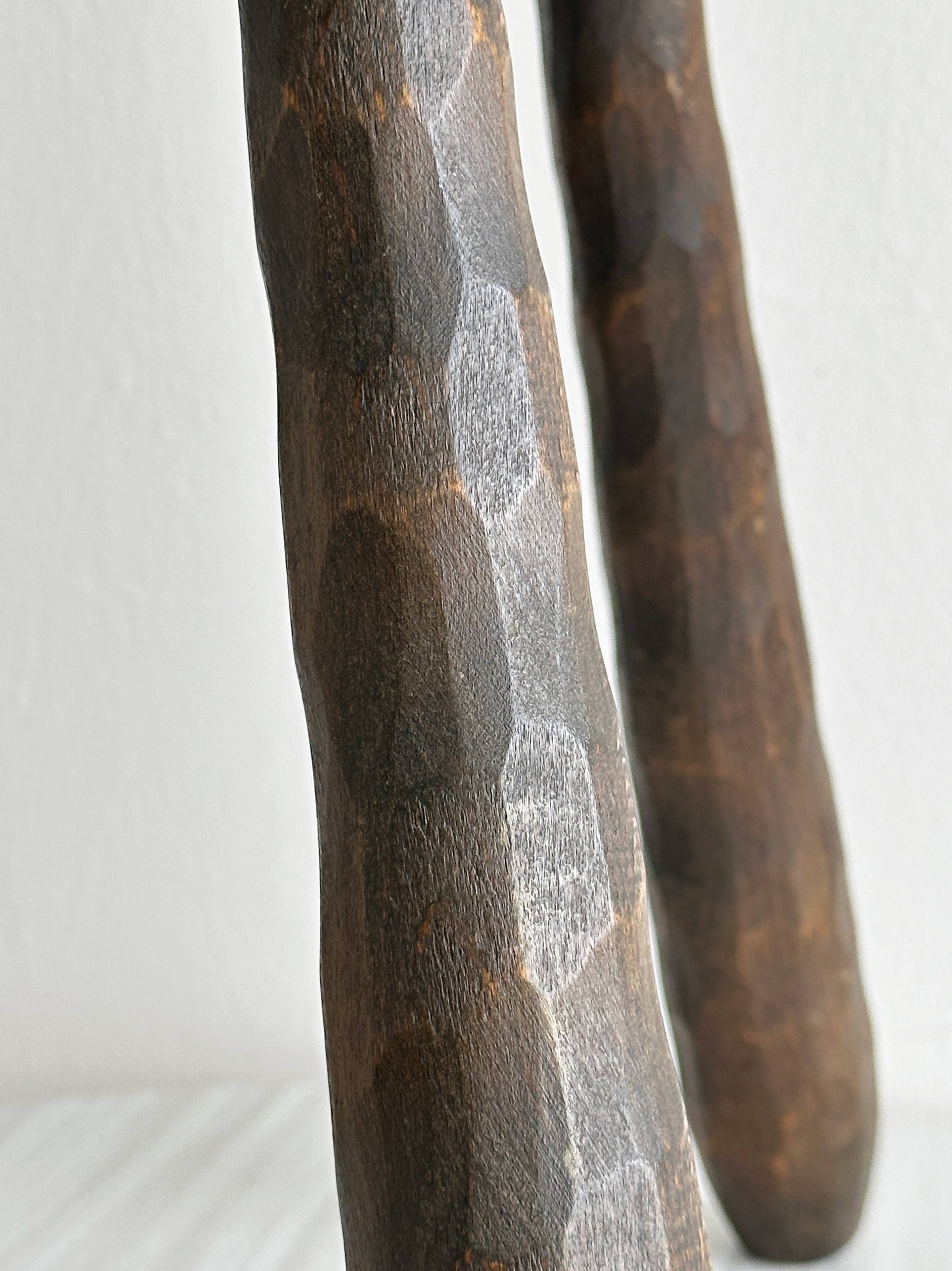 Tabouret tripode ancien en bois foncé sculpté