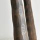 Tabouret tripode ancien en bois foncé sculpté
