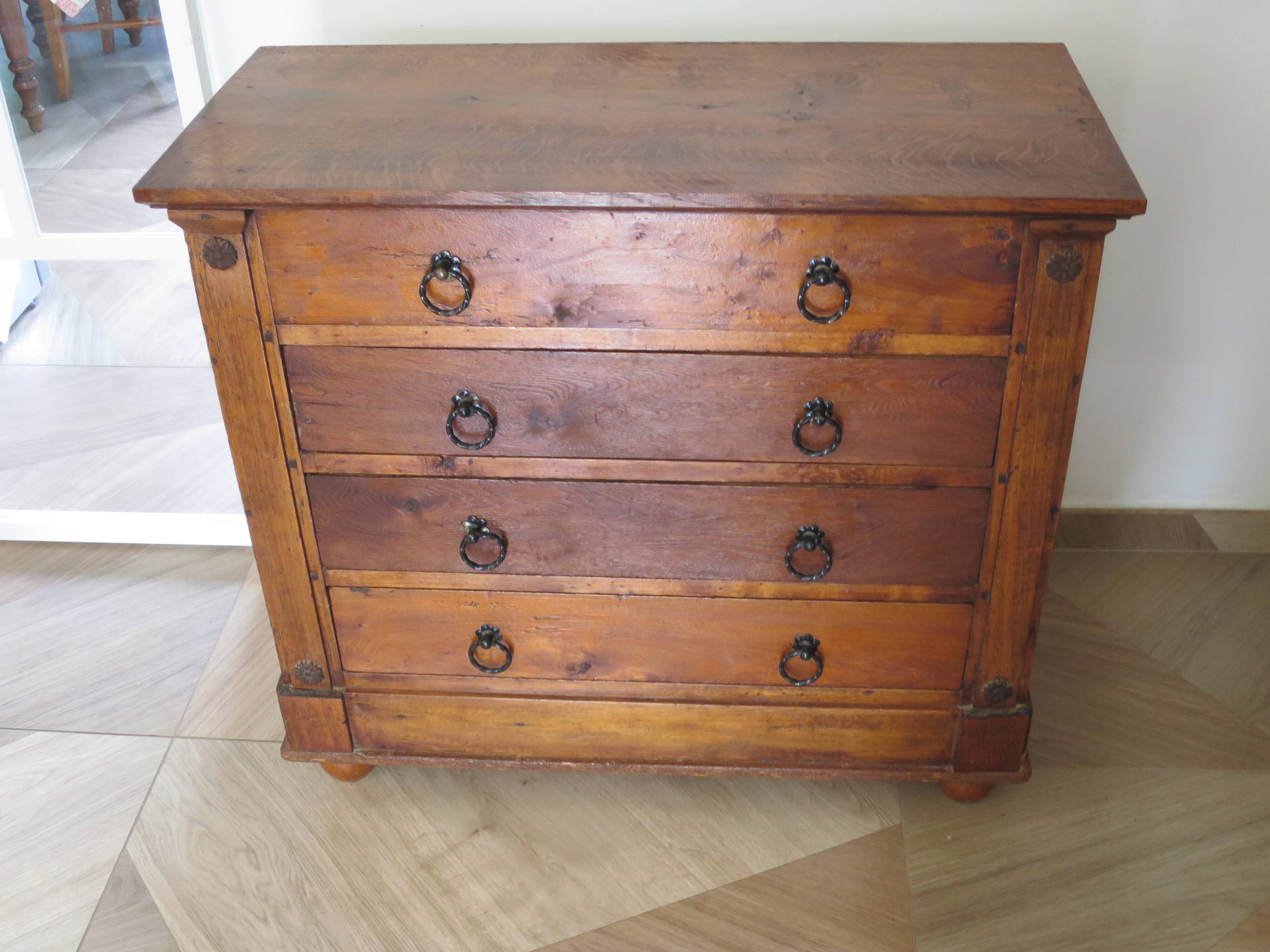 Commode 4 tiroirs en bois massif, début XXème s.