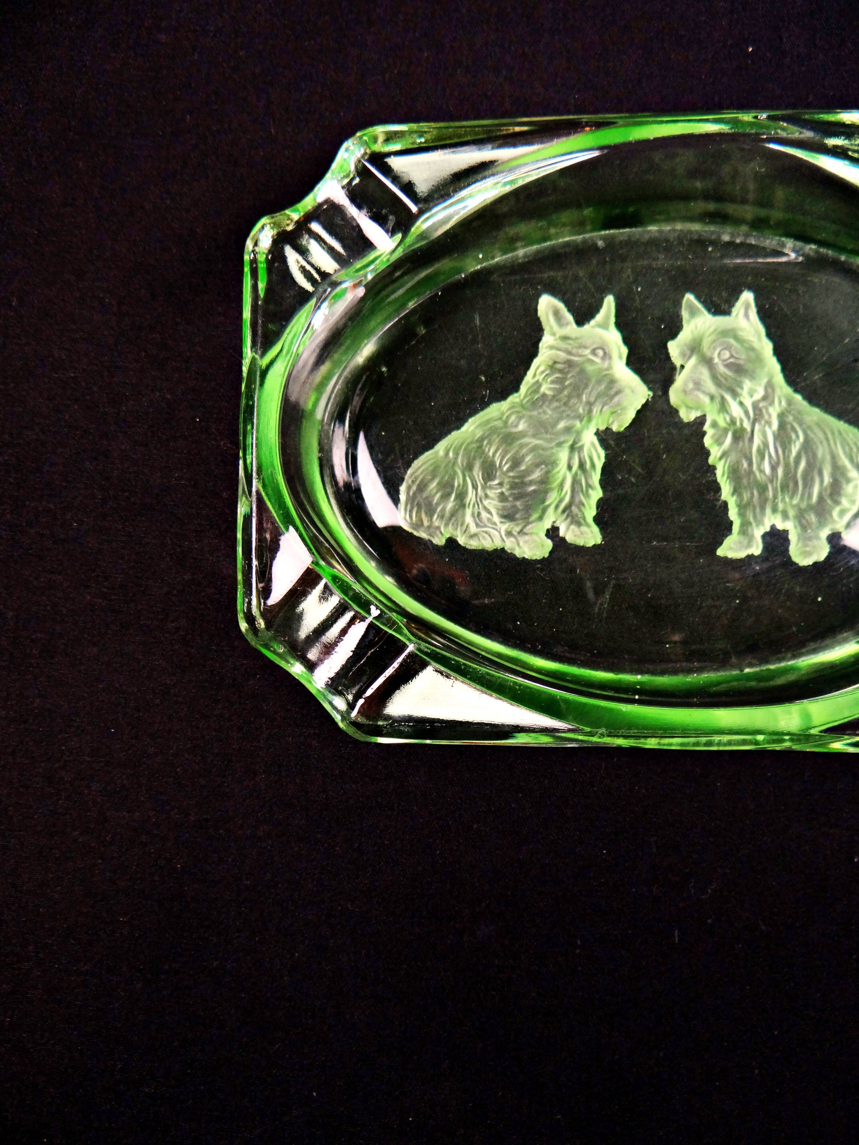 Cendrier style Art Déco en ouraline en verre gravé chiens Scottish Terrier