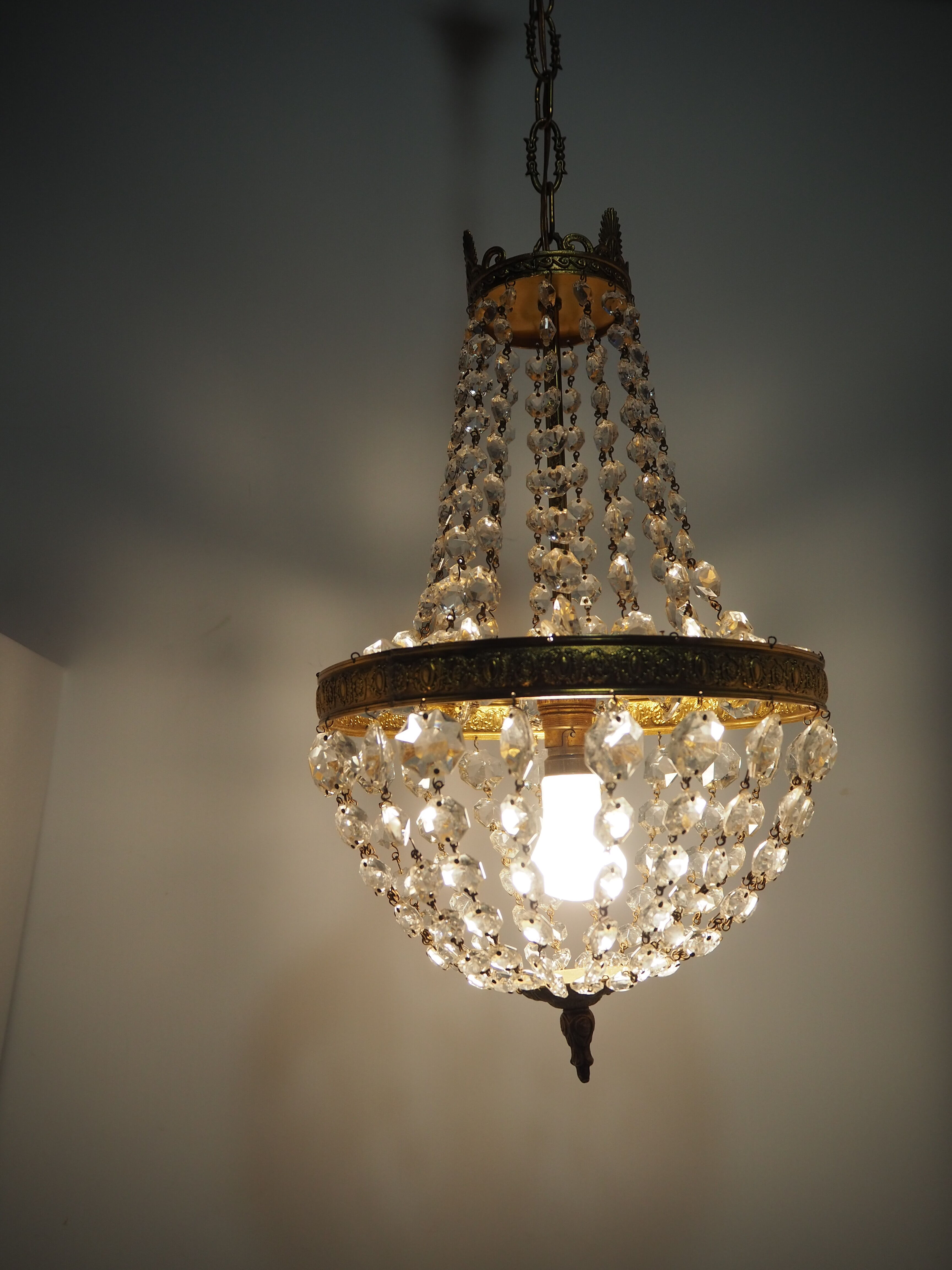 Balloon chandelier with glasses and bronze pampilles