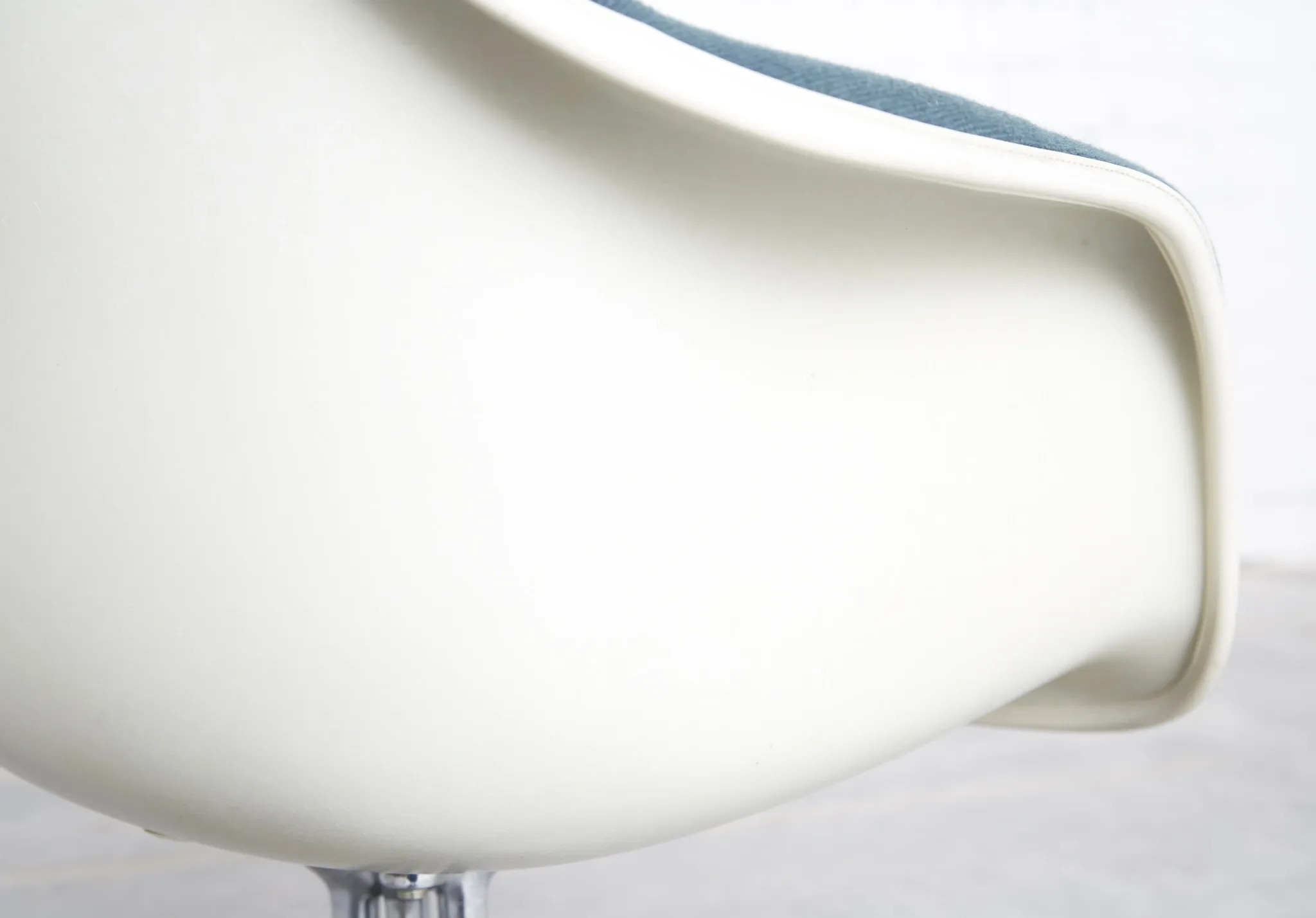 Pair dal la fonda fiberglas chair by charles & ray eames for vitra