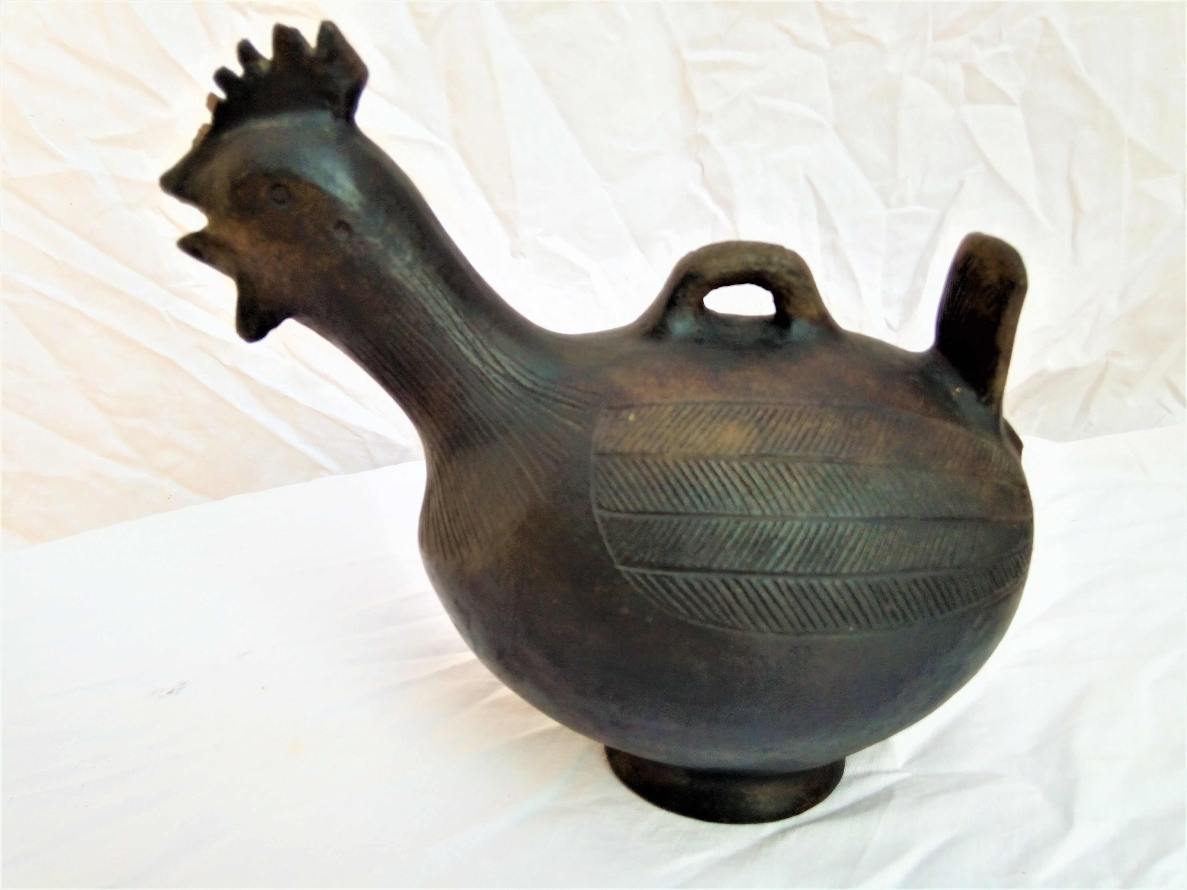 Pourer, terracotta teapot. Hen.