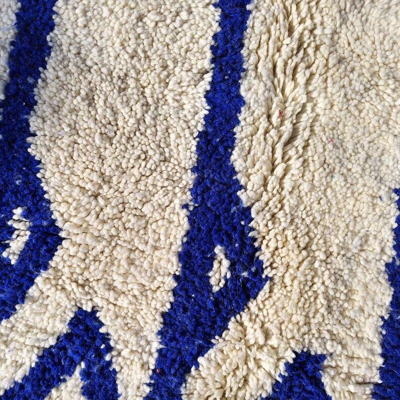 Handmade Moroccan rug in natural wool 250cm x 150cm