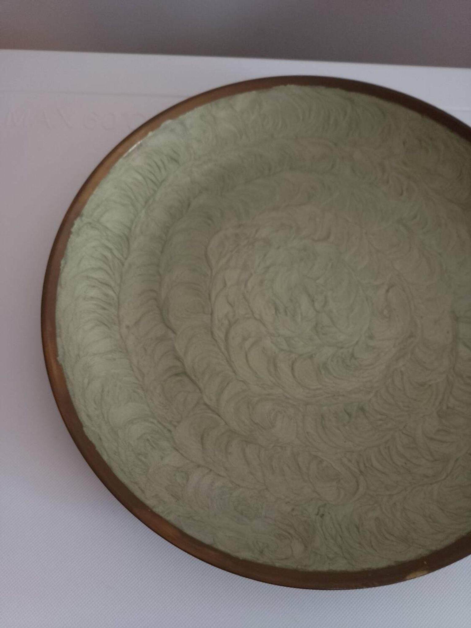 Plat cloisonné et laiton