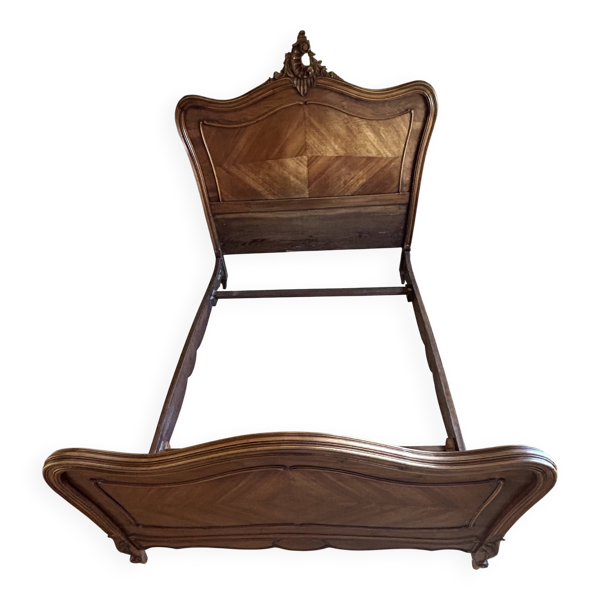 Très beau lit double ancien de style Louis XV, en bois et placage de noyer