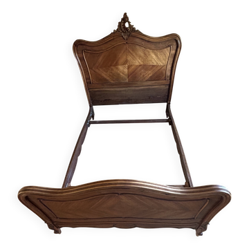 Très beau lit double ancien de style Louis XV, en bois et placage de noyer