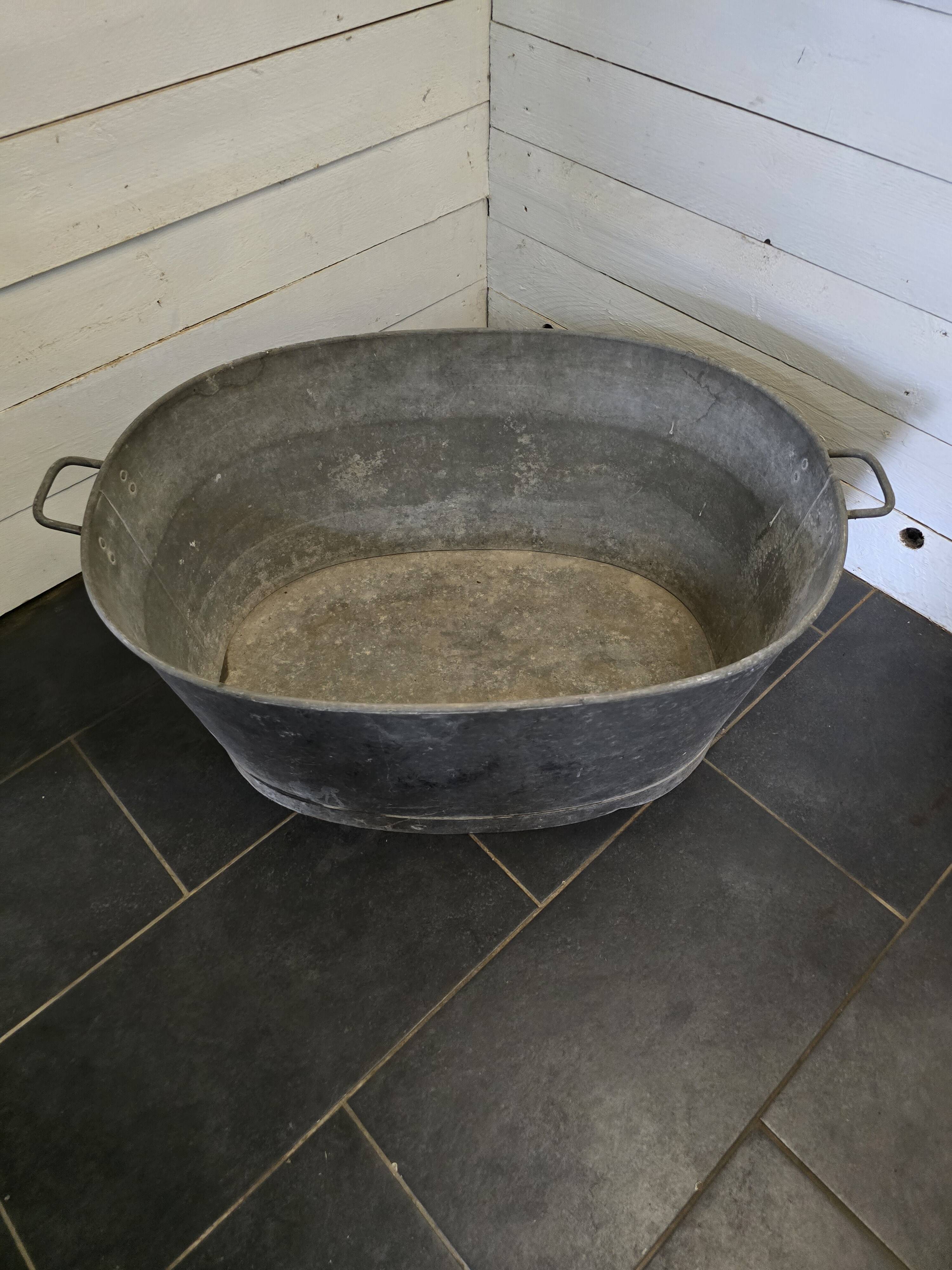 Oval zinc basin or bathtub