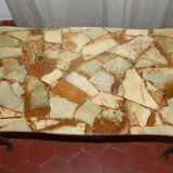 Table basse onyx résiné et laiton