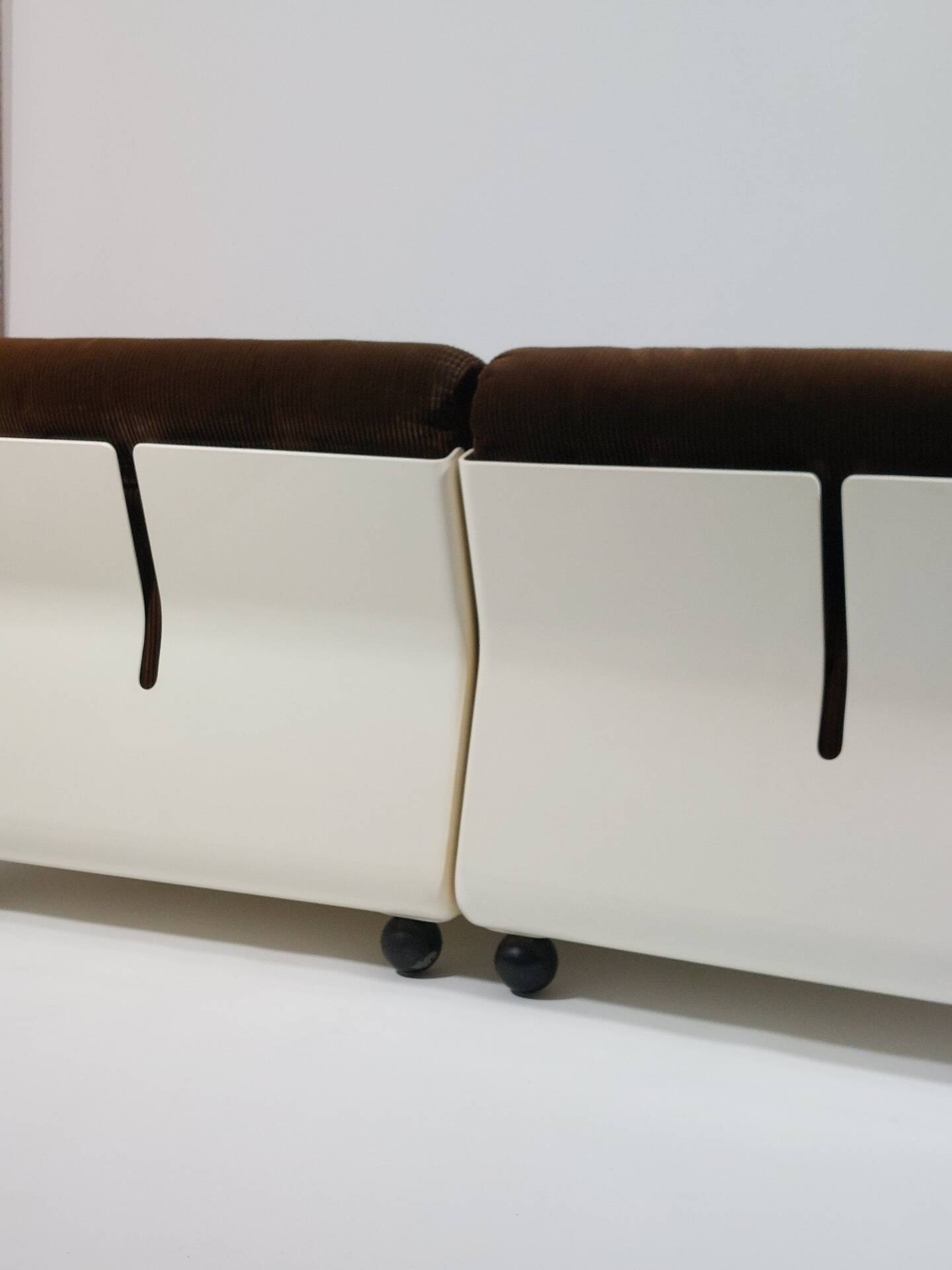 Paire de fauteuils lounge Amanta en velours côtelé et fibre de verre par Mario Bellini pour C&B Italia