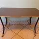 Table d'appoint sur roulettes, dessus formica, métal doré et noir