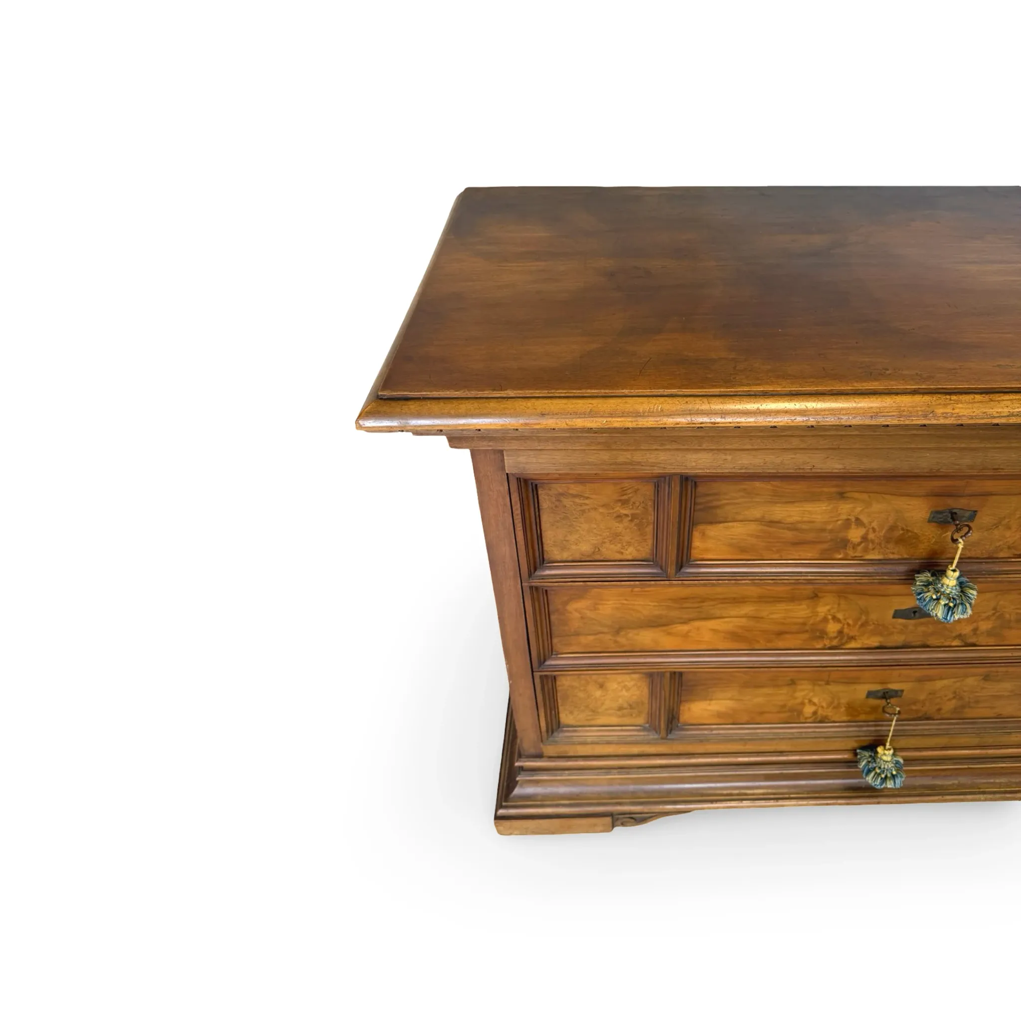 Elegant antique Italian chest of drawers, dating from the 20th century