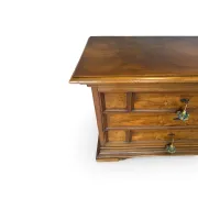 Elegant antique Italian chest of drawers, dating from the 20th century