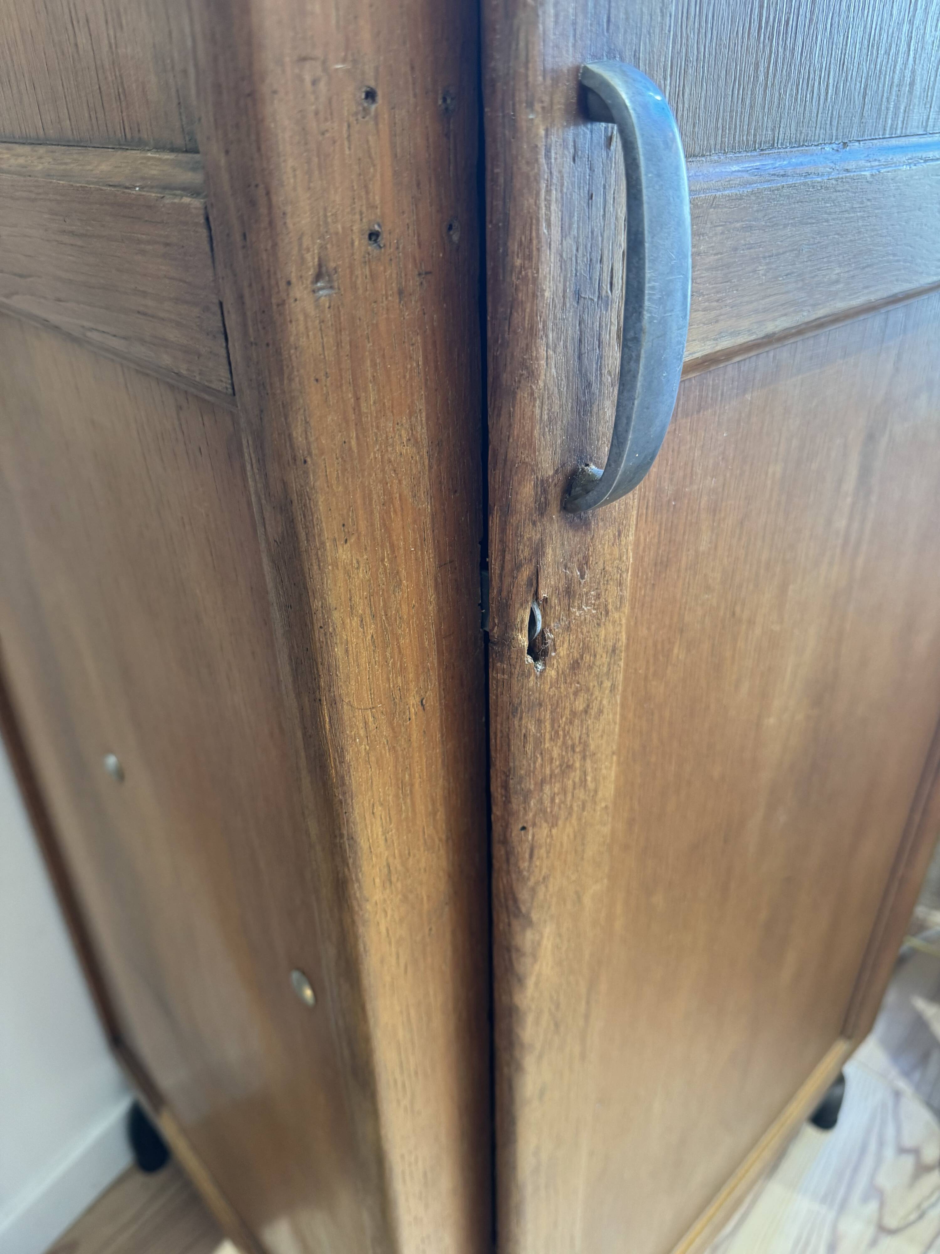 Wooden locker with tubular base