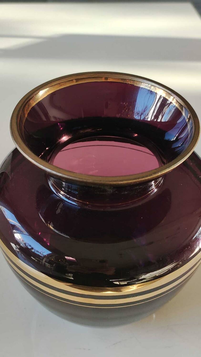 Verrerie Boom d’Anvers ball vase, Murano style. Amethyst color/Horizontal gold bands