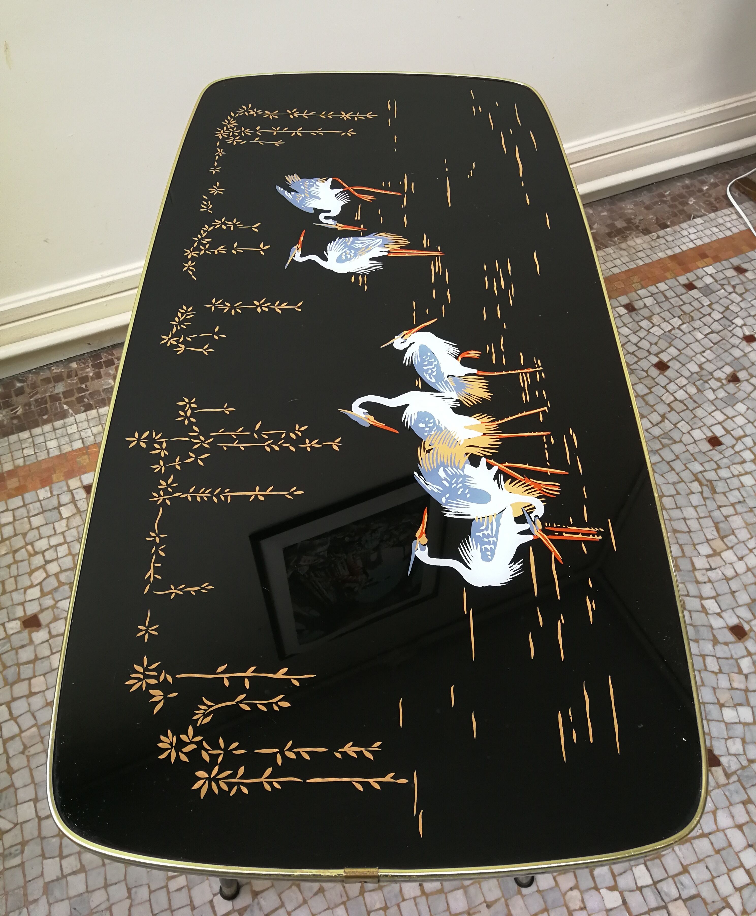 Vintage coffee table with heron décor