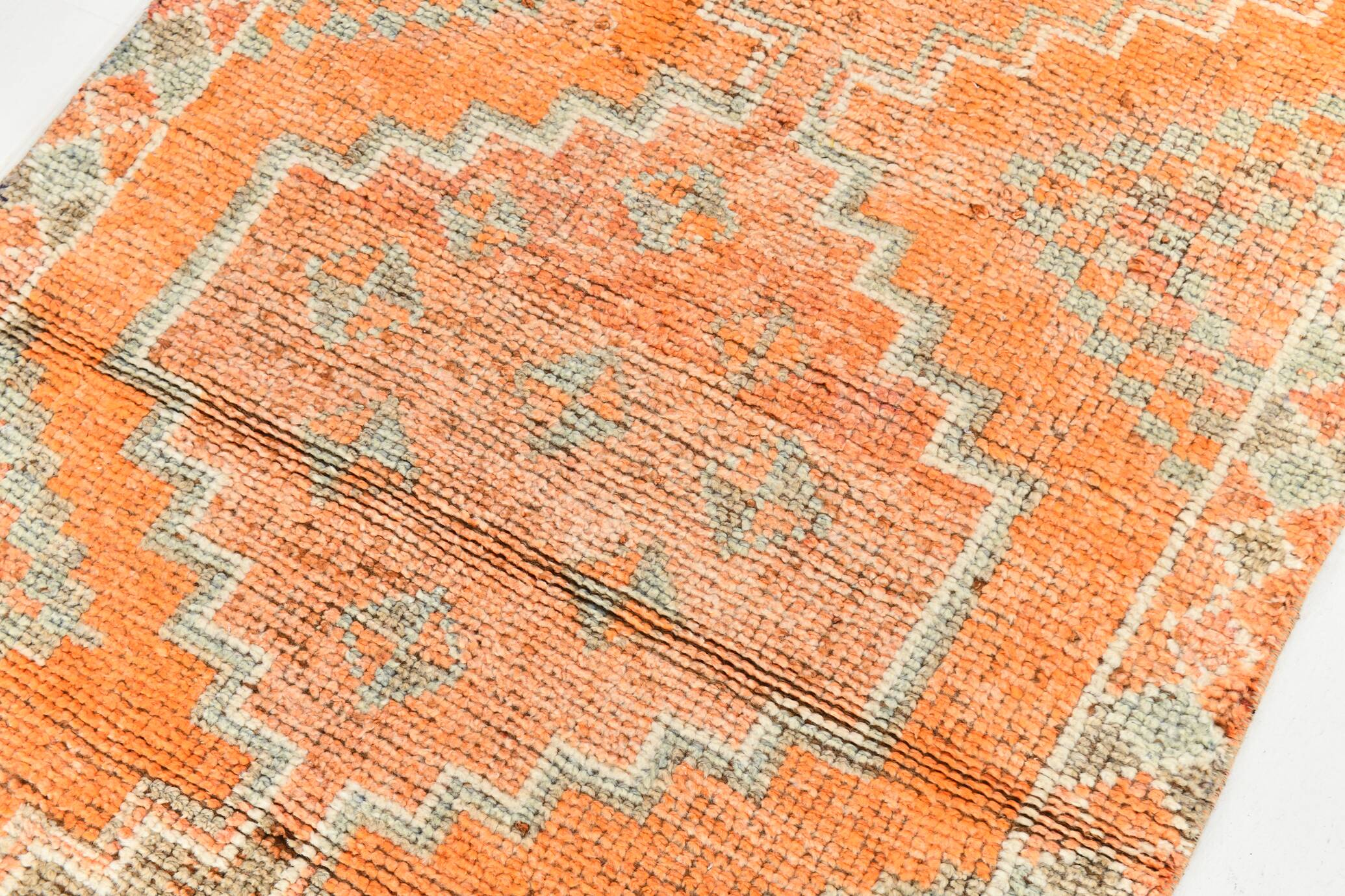 Tapis runner vintage anatolien, tons terre cuite, orange doux et gris clair