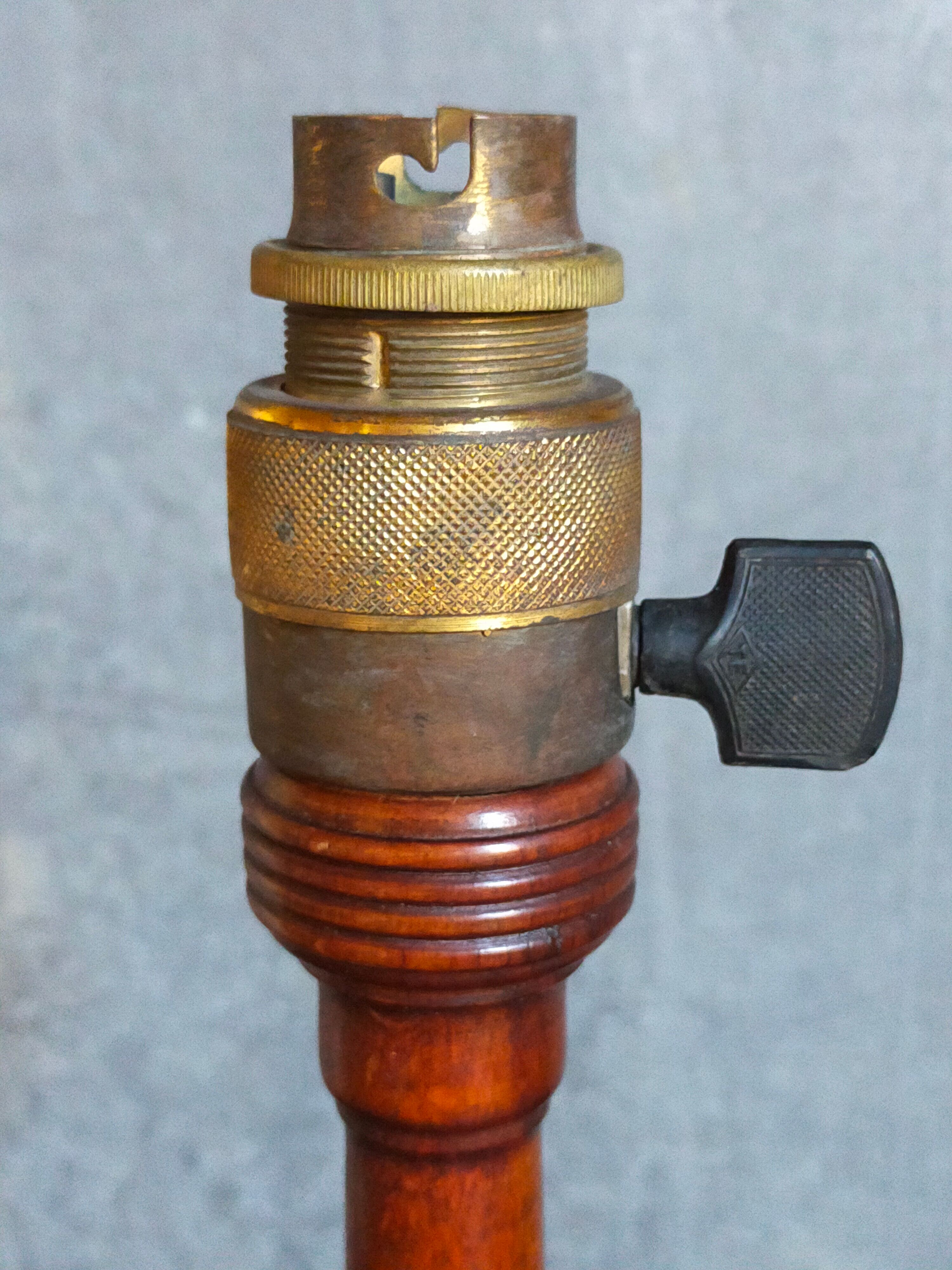 Art-deco lamp foot in solid wood turned 40s