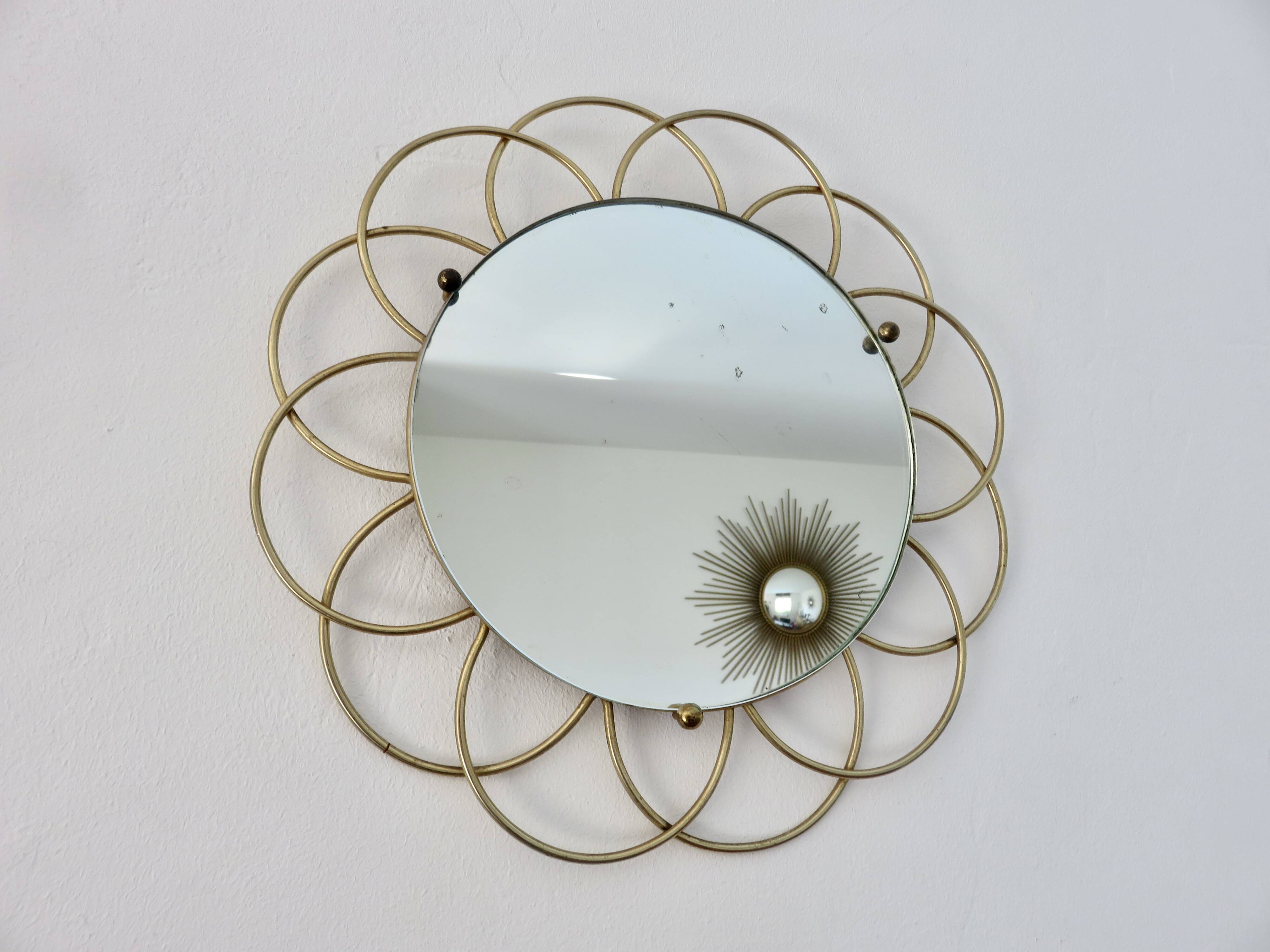 Miroir soleil " fleur " en métal doré années 60
