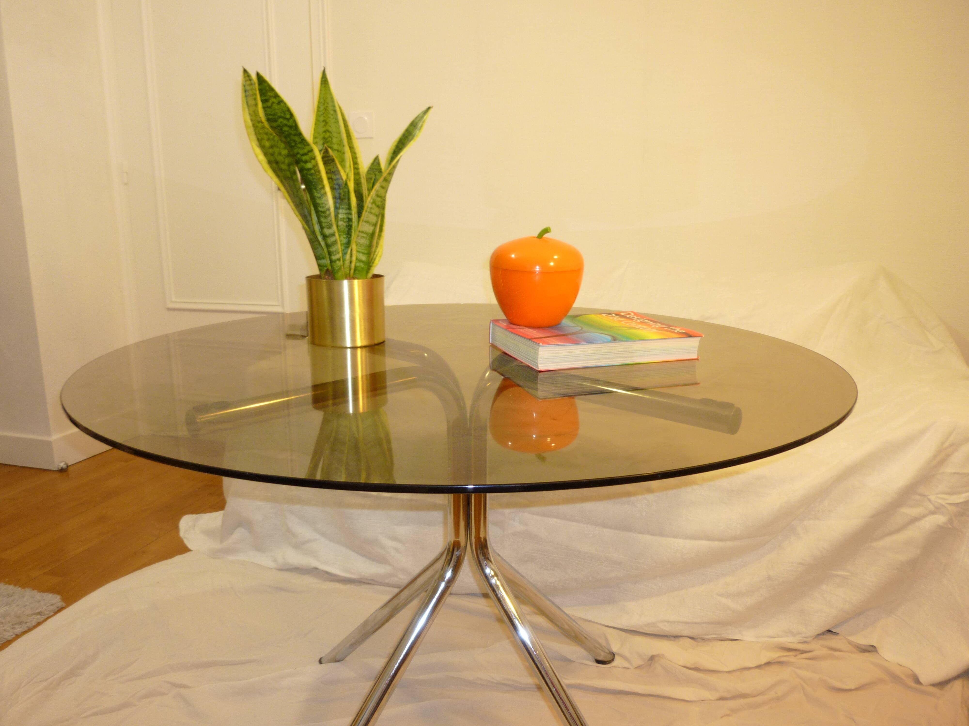 Table vintage 70 en verre légèrement fumé pieds chromés