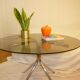 Table vintage 70 en verre légèrement fumé pieds chromés