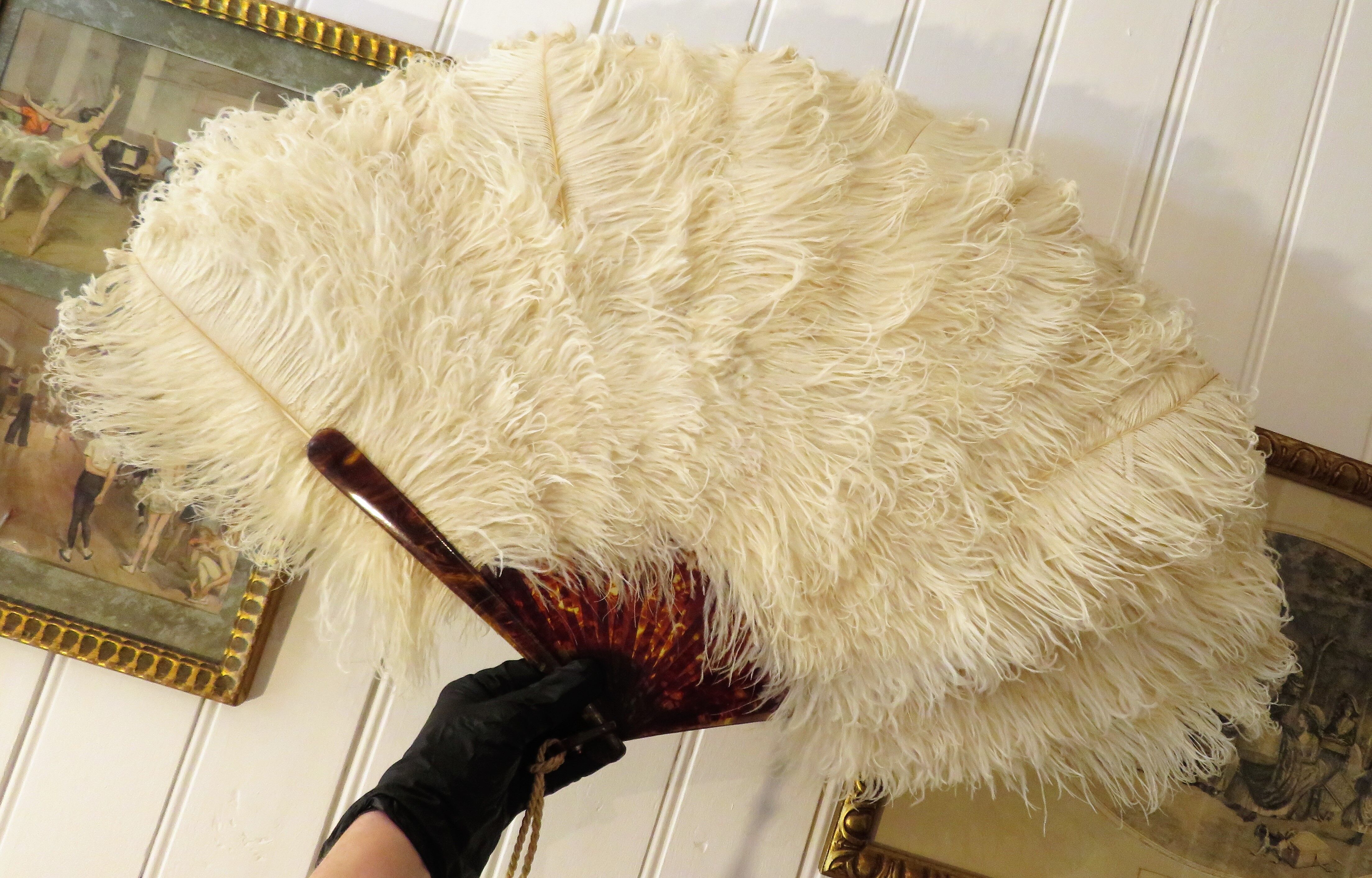 Large EVENTAIL in ostrich feather and scaled frame, nineteenth