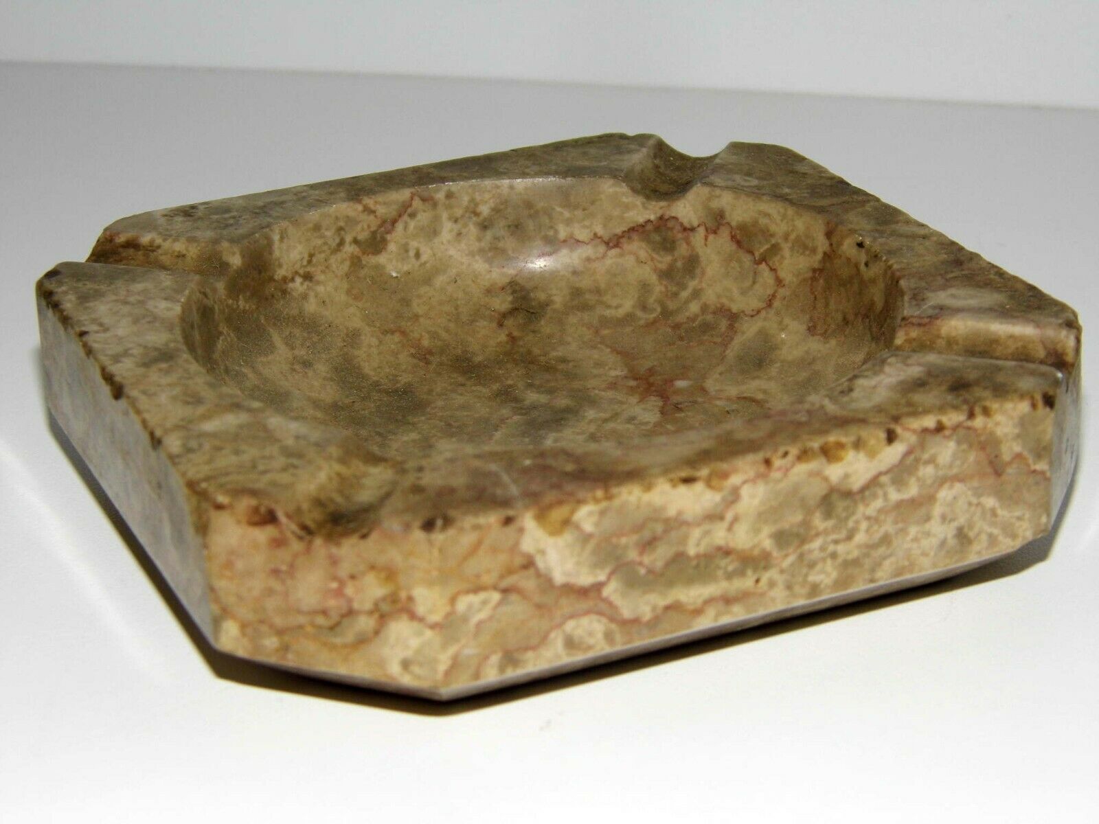 Rare cendrier antique  marbre a pan coupées  biseautée splendide   fin 18 eme siècle   oeuvre d'art .    dimension :  hauteur  : 3 cm   longueur : 13,5 cm