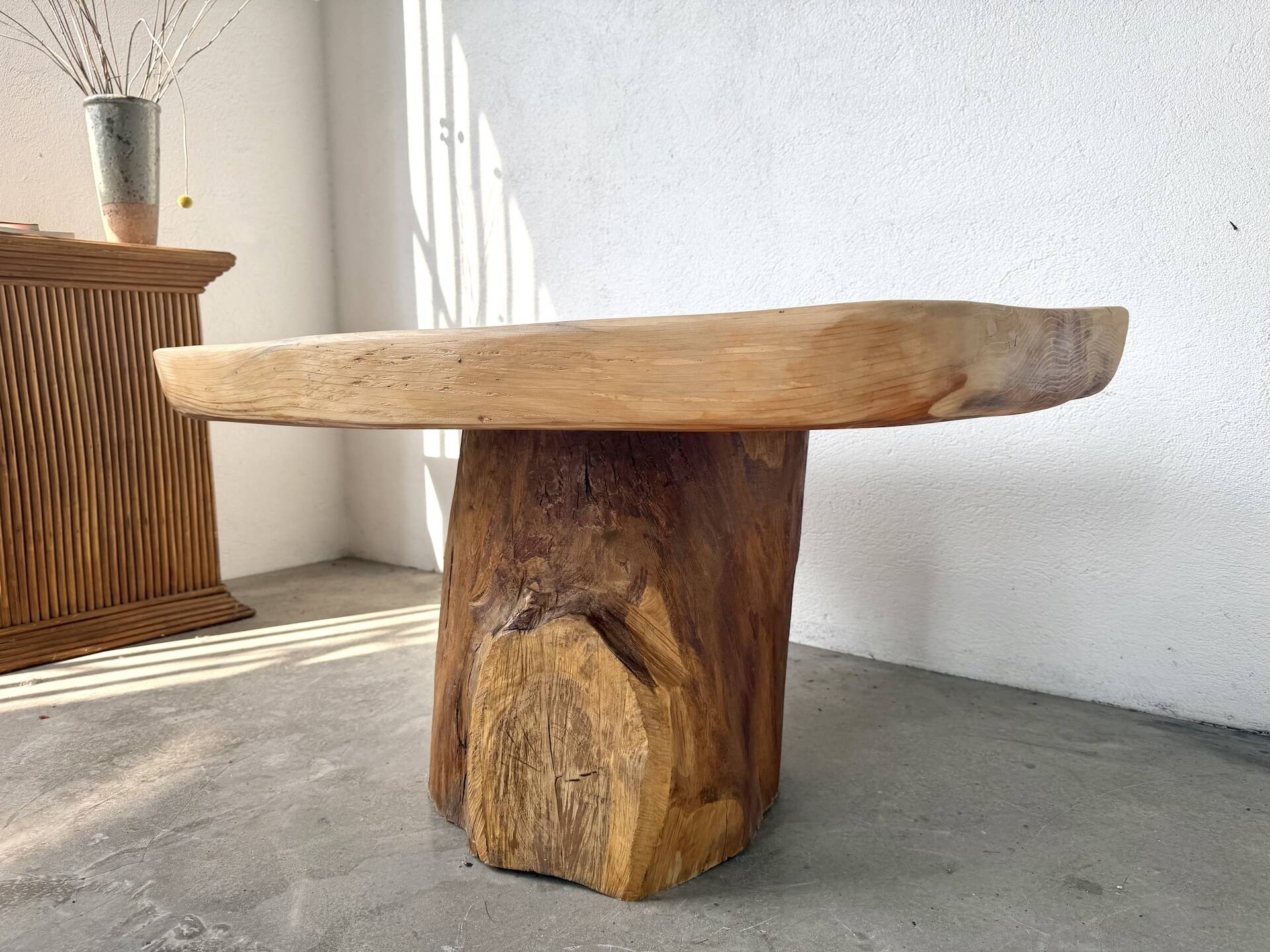 Organic brutalist coffee table in solid cedar, trunk pedestal, 1970s.
