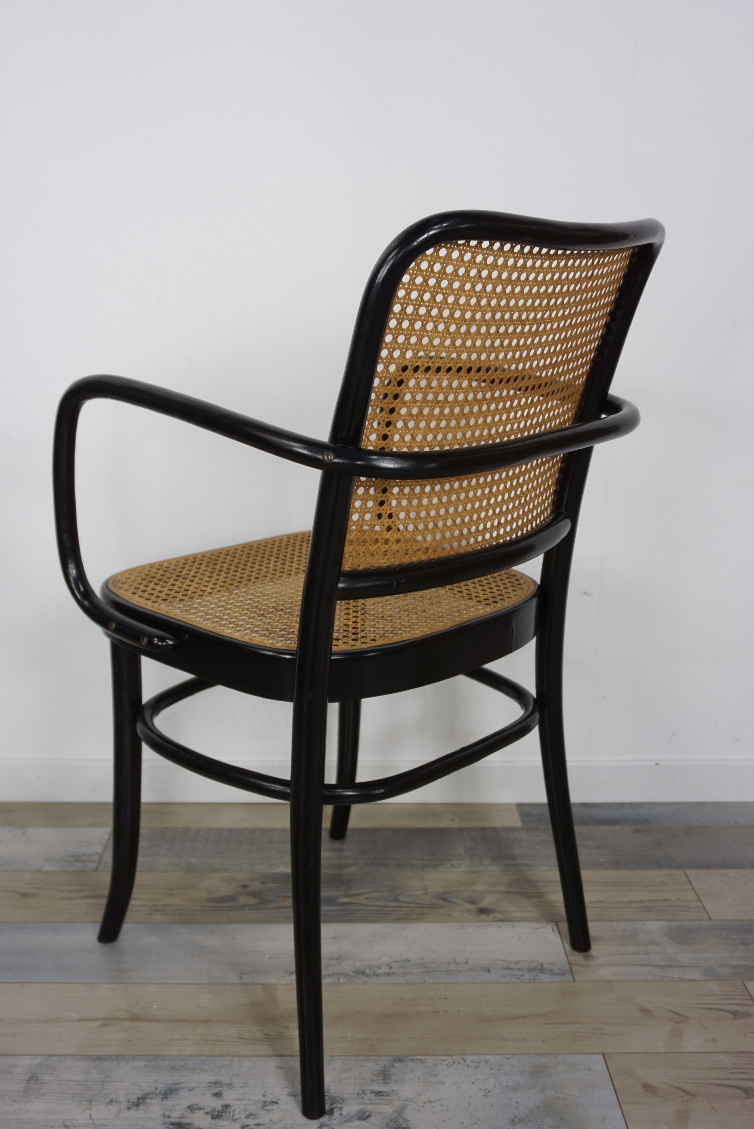 Fauteuil 811 design Josef Hoffmann en bois courbé noir et cannage
